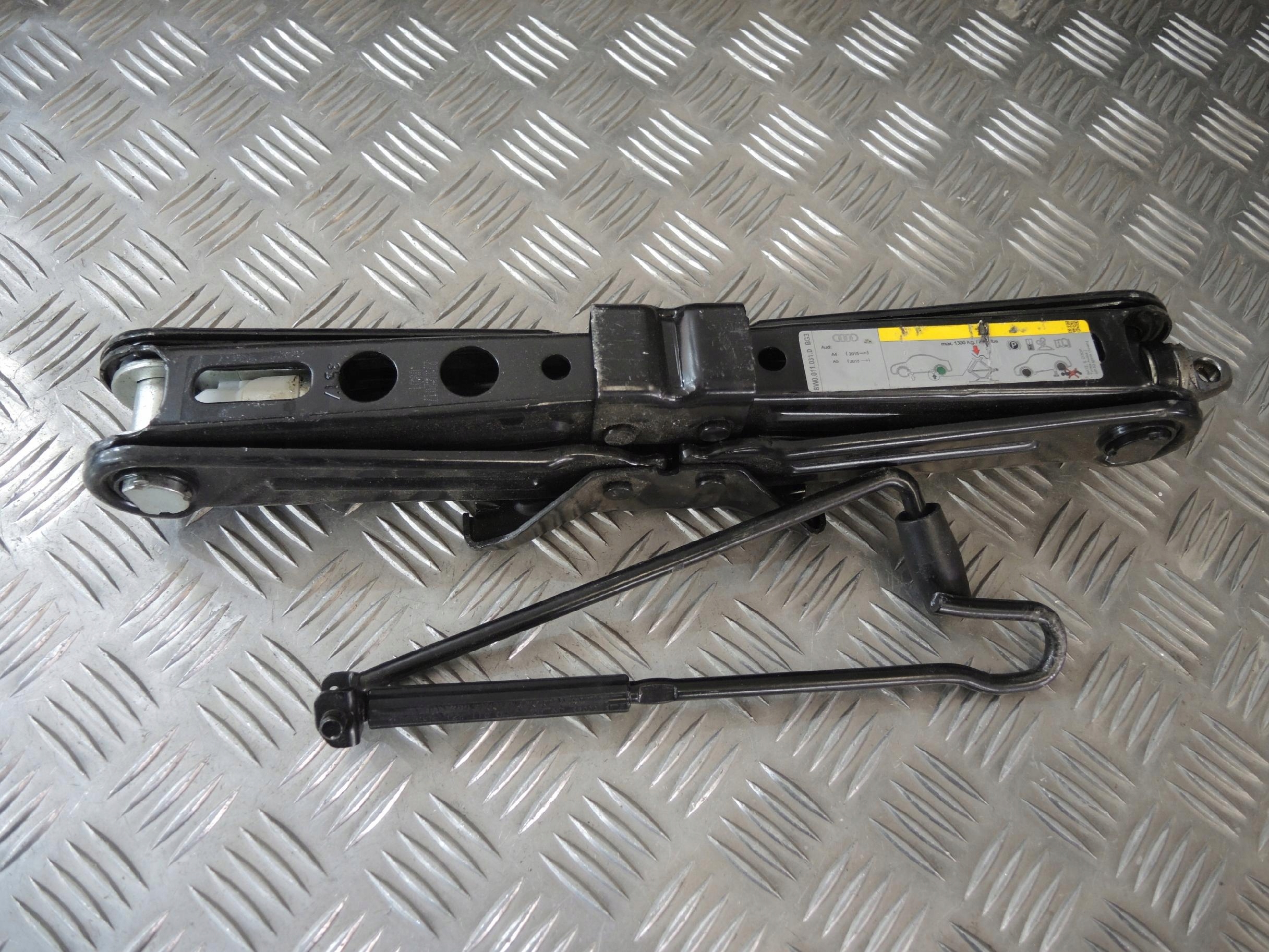 AUDI A4 B9 LEWAREK PODNOŚNIK 8W0011031D