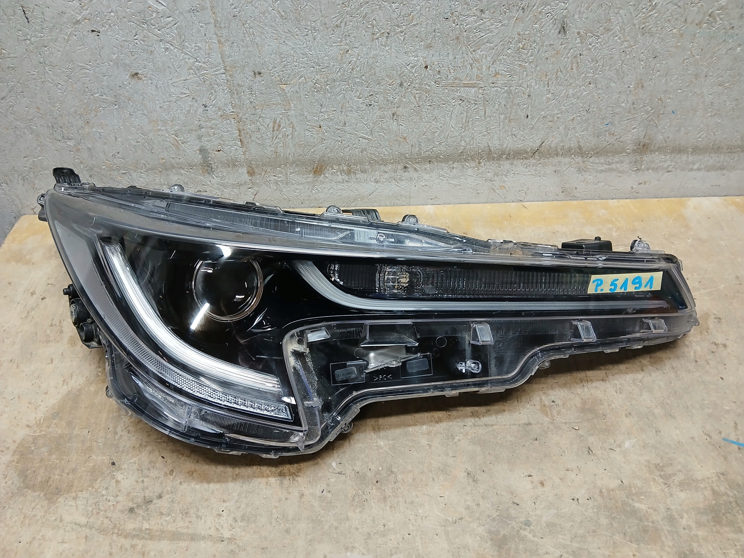 light front right TOYOTA COROLLA E21 HB KOMBI FULL LED 81110-02S70