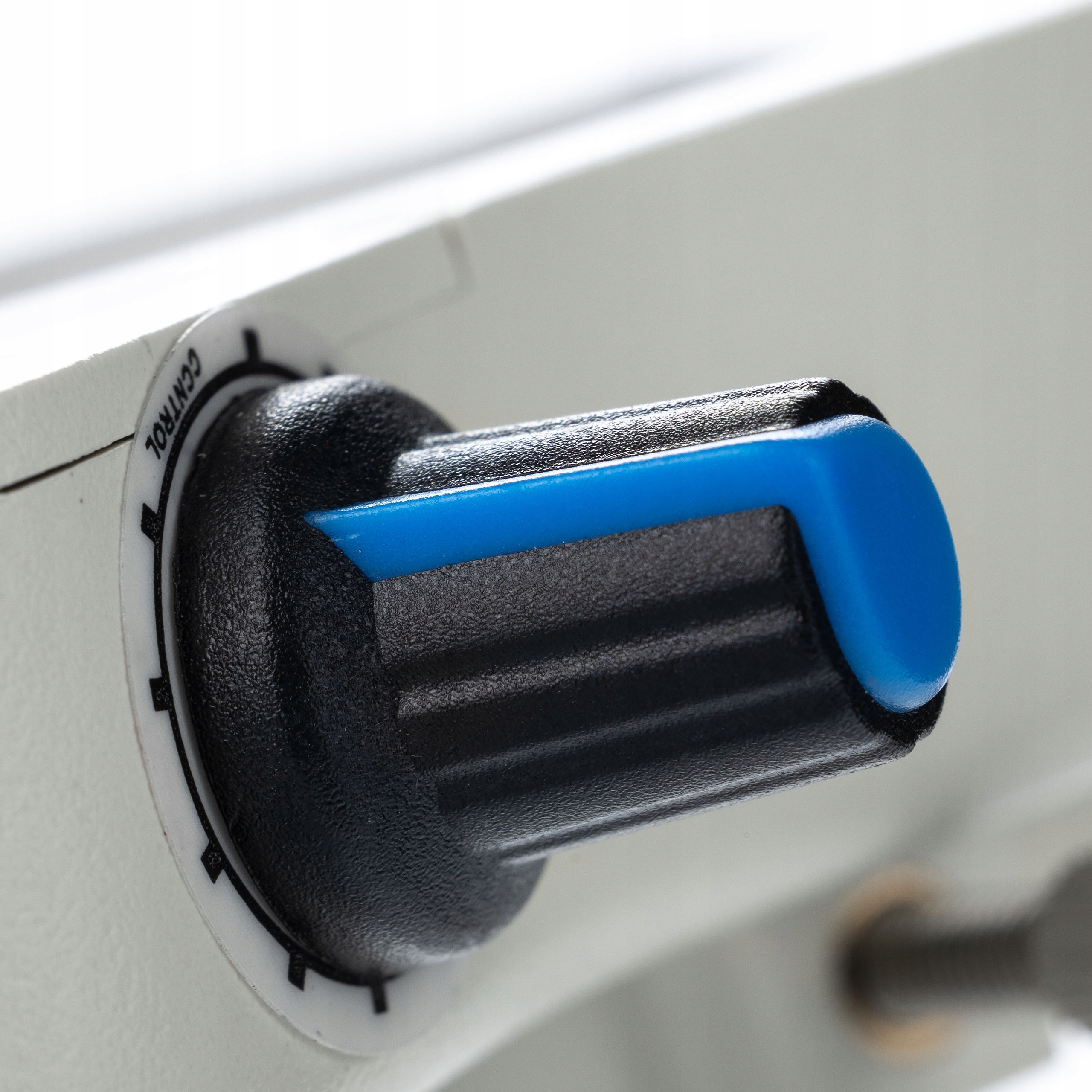 OŚWIETLACZ OŚWIETLENIE DO MIKROSKOPU REGULACJA 32X Model 8D4F-22816