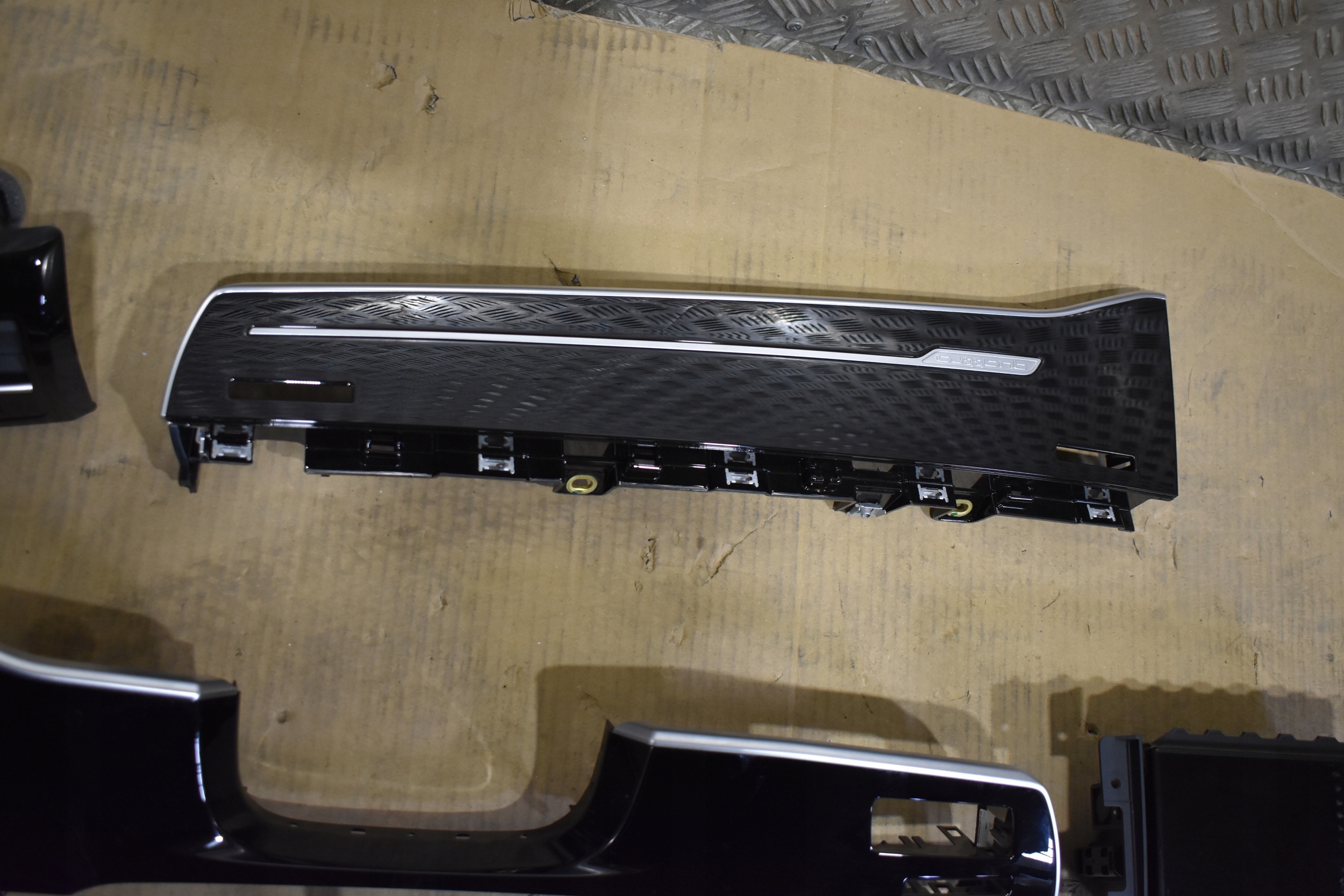 IDEALNE MODANATURA DECORY DEKORY PIANO BLACK AUDI A8 D5 1