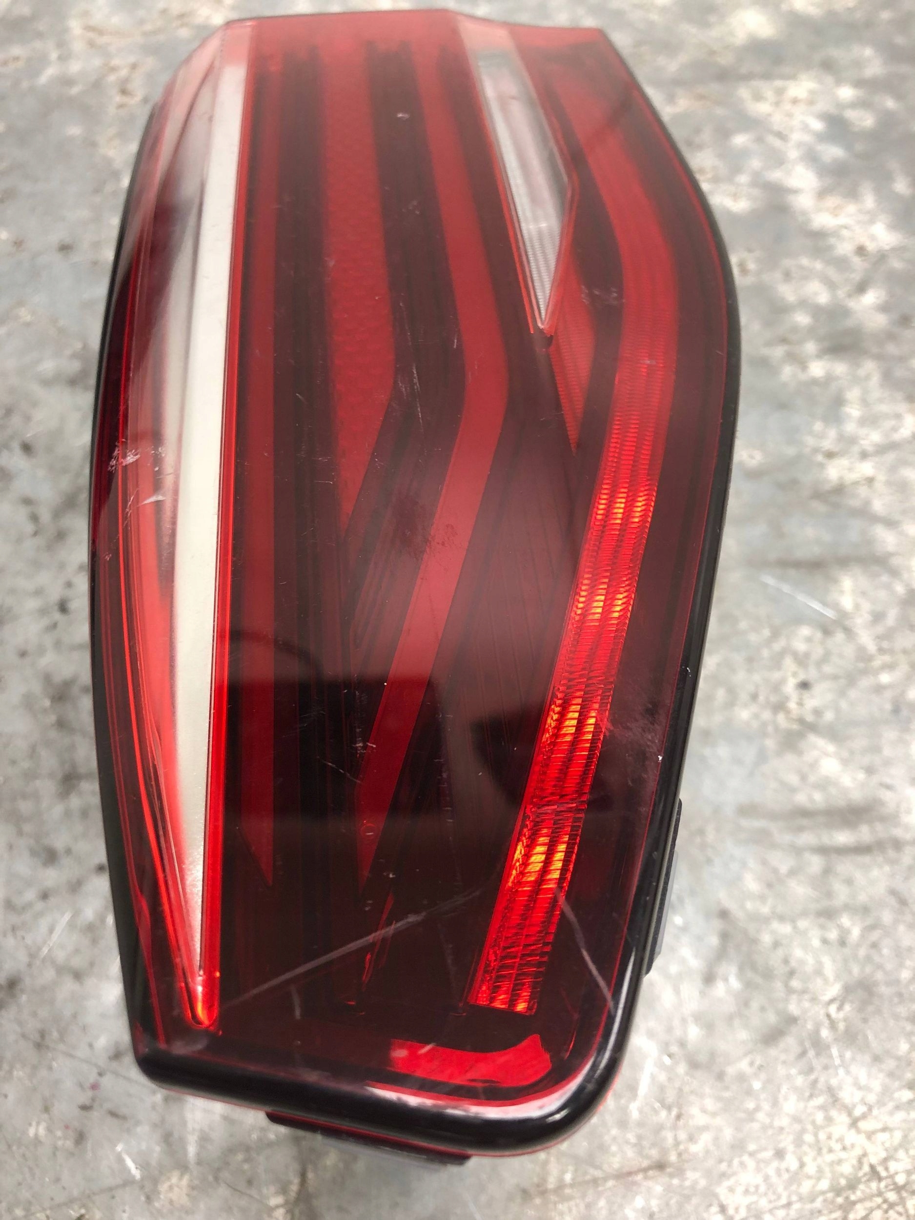 light LED right rear part to the bonnet VW T7 7T0945094B