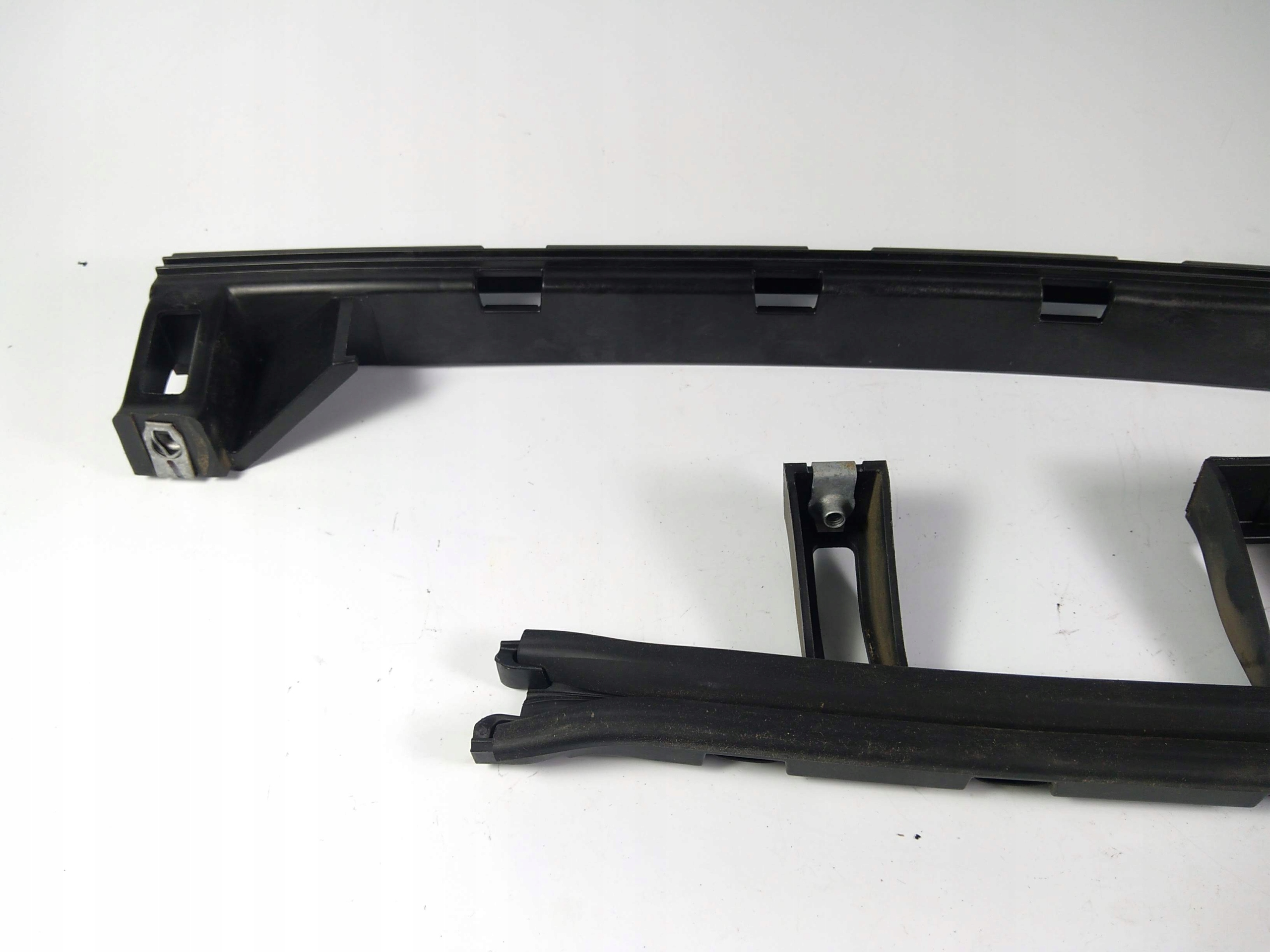 Chevrolet Silverado 1500 prowadnica windows left rear part 2019+