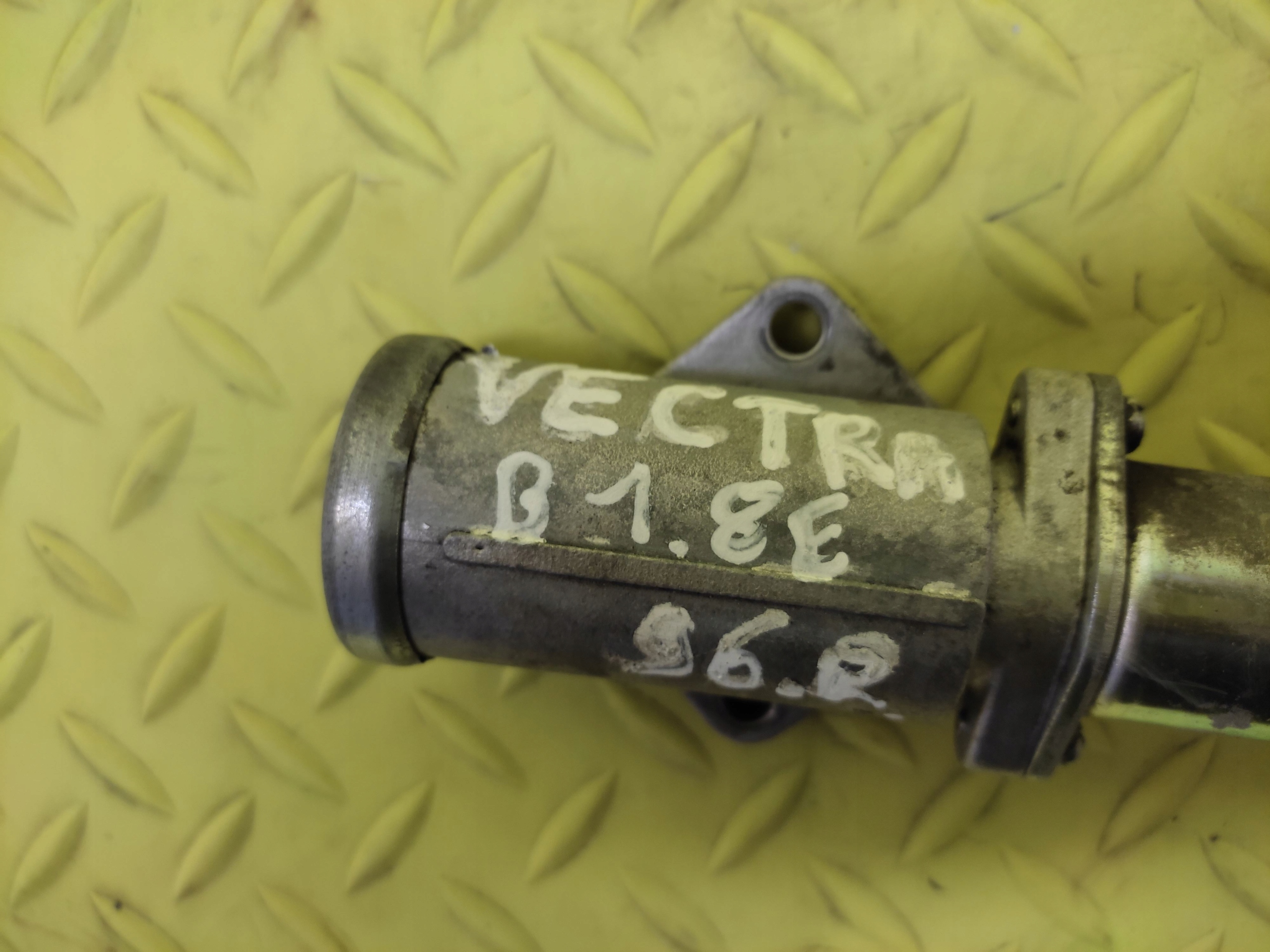 OPEL VECTRA B 1.8 egr ventil 90411546