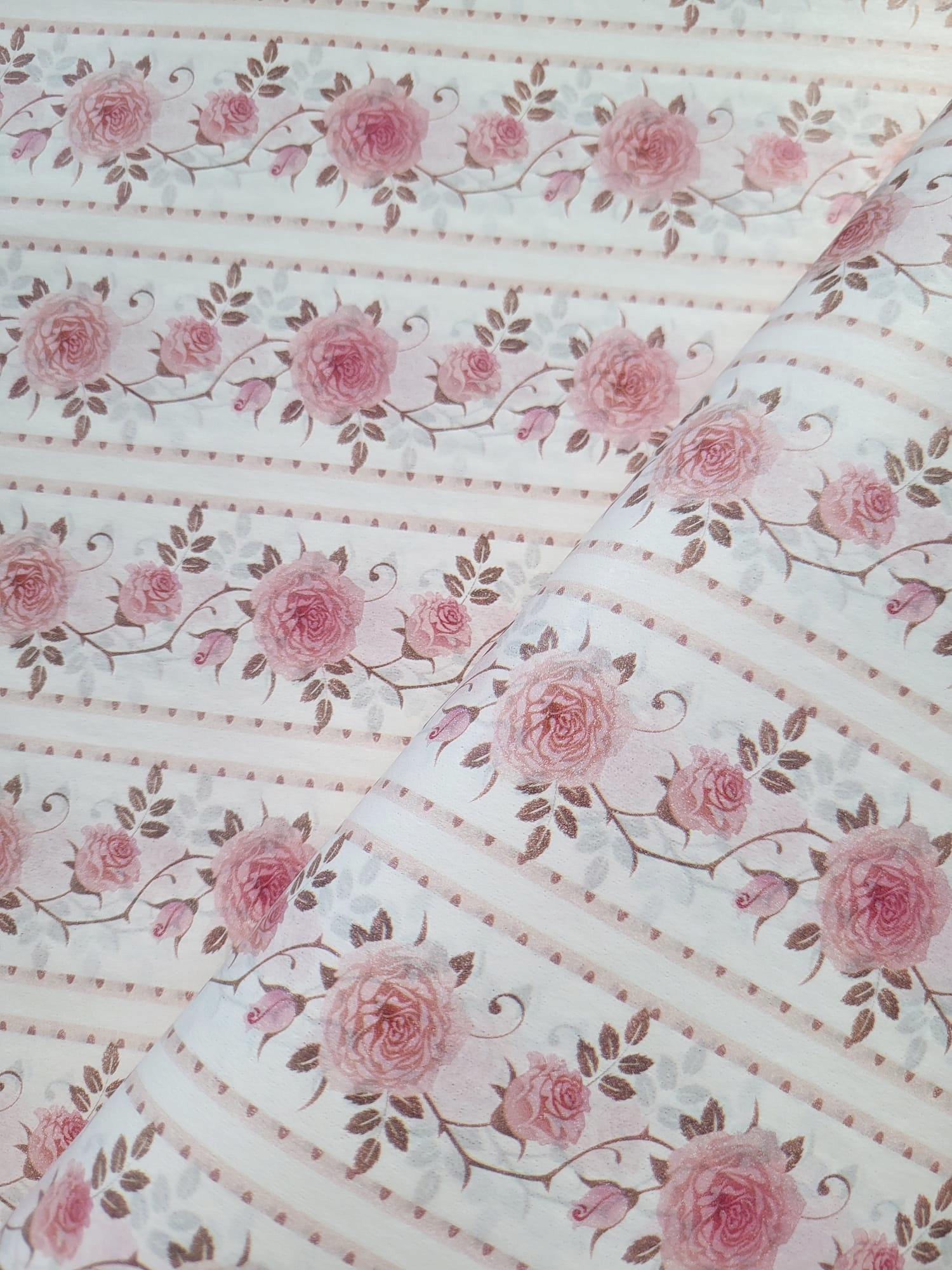 Růže na krémovém ozdobném papíru – 100 listů – 50 x 75 cm