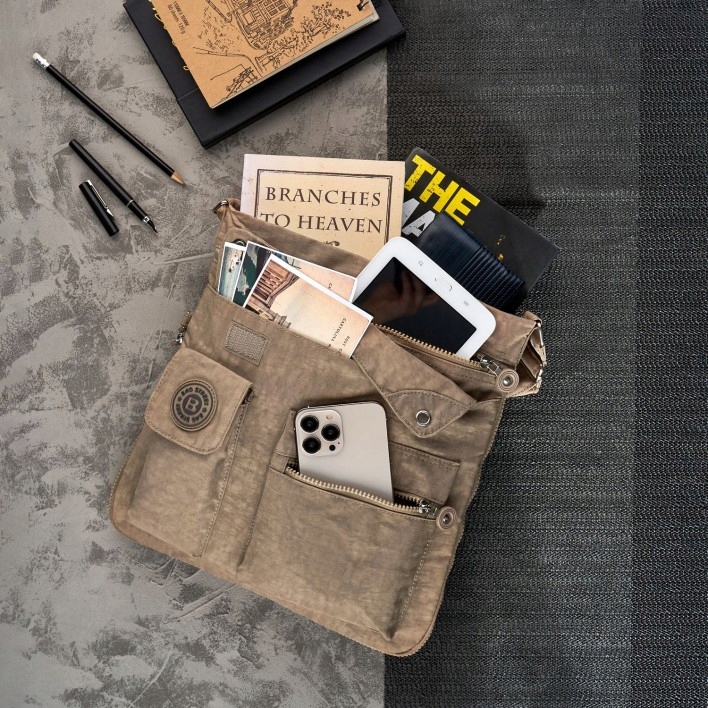 POJEMNA MŁODZIEŻOWA SOLIDNA TORBA LISTONOSZKA RAPORTÓWKA JASNOBRĄZOWA Wielkość duża (mieszcząca A4)