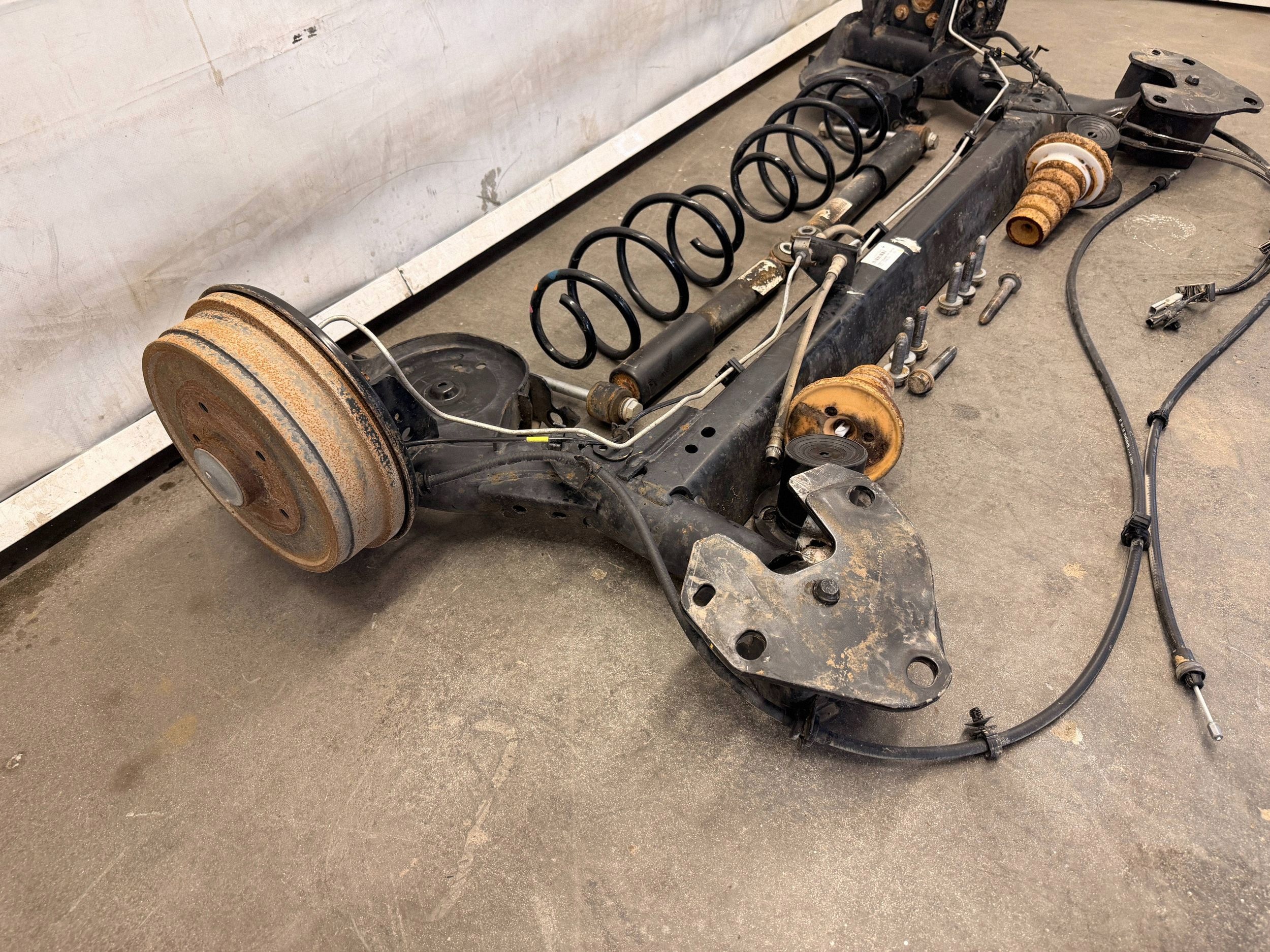 Renault Express II Achsträger heck achse hinten 555110548R