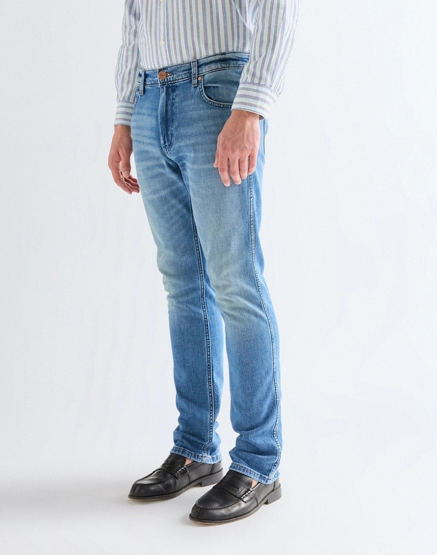 Pánské jednoduché džíny Wrangler Greensboro Harbor Blue 112377801 31/32