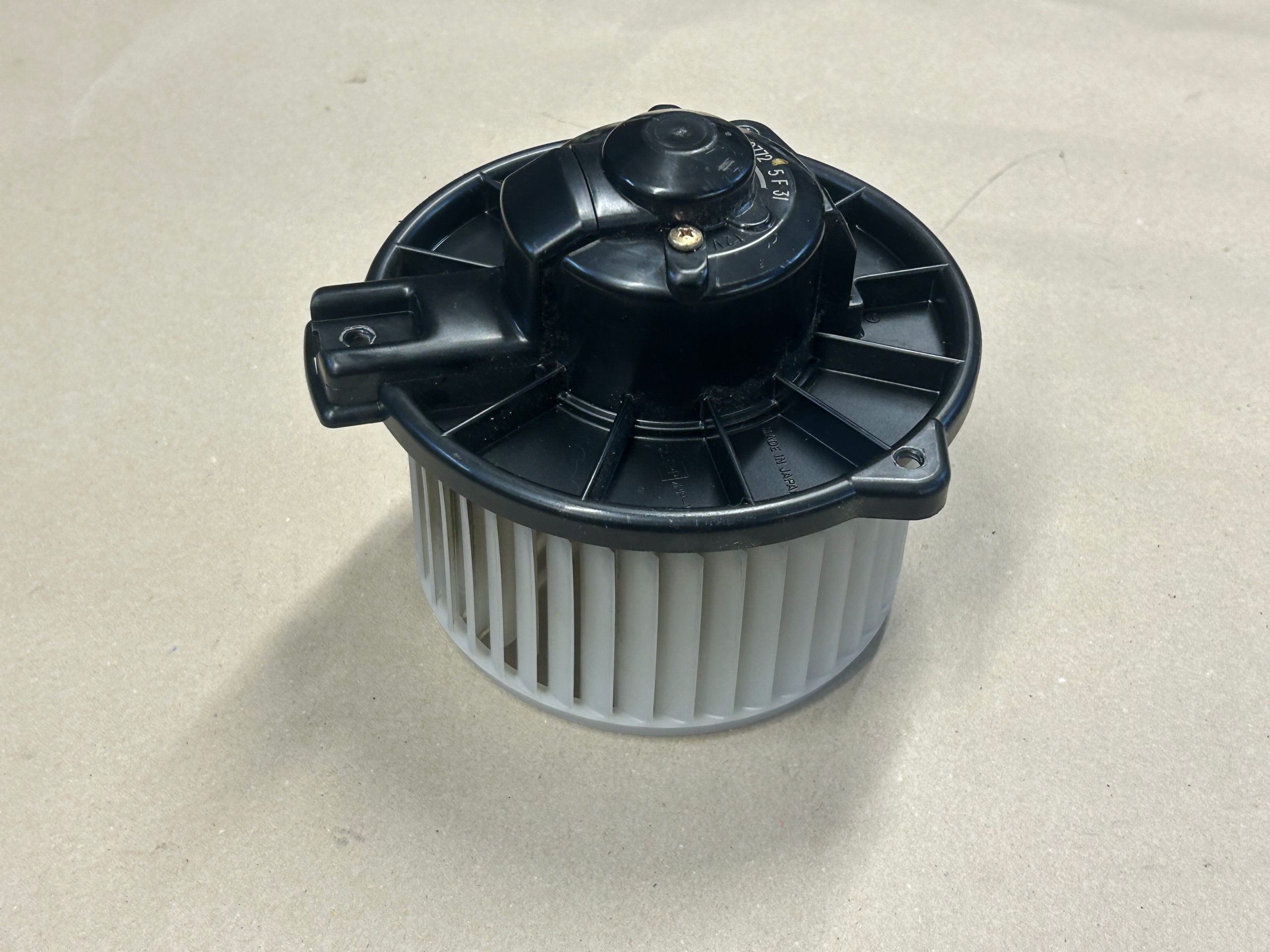 MITSUBISHI GRANDIS ventilátor DMUCHAWA hátsó 194000-0772