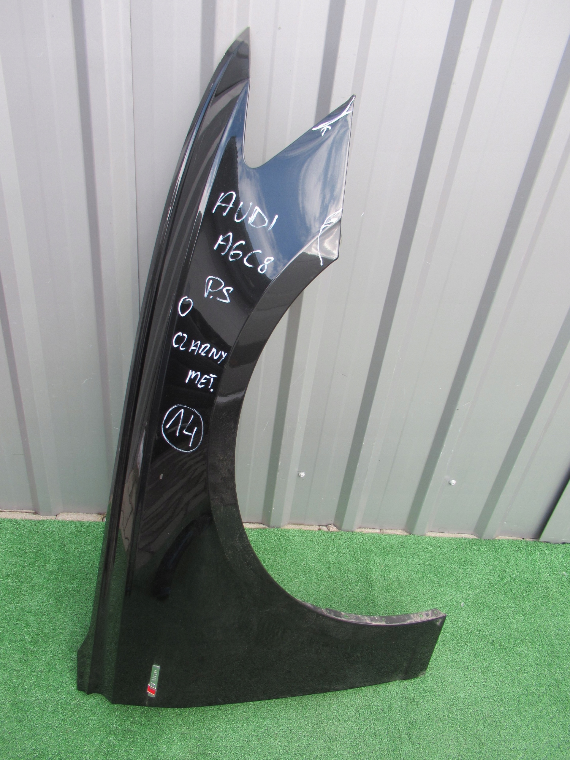 AUDI A6 C8 4K 4K0 18- BŁOTNIK PRAWY 4K0821106B Strona zabudowy przód - prawa