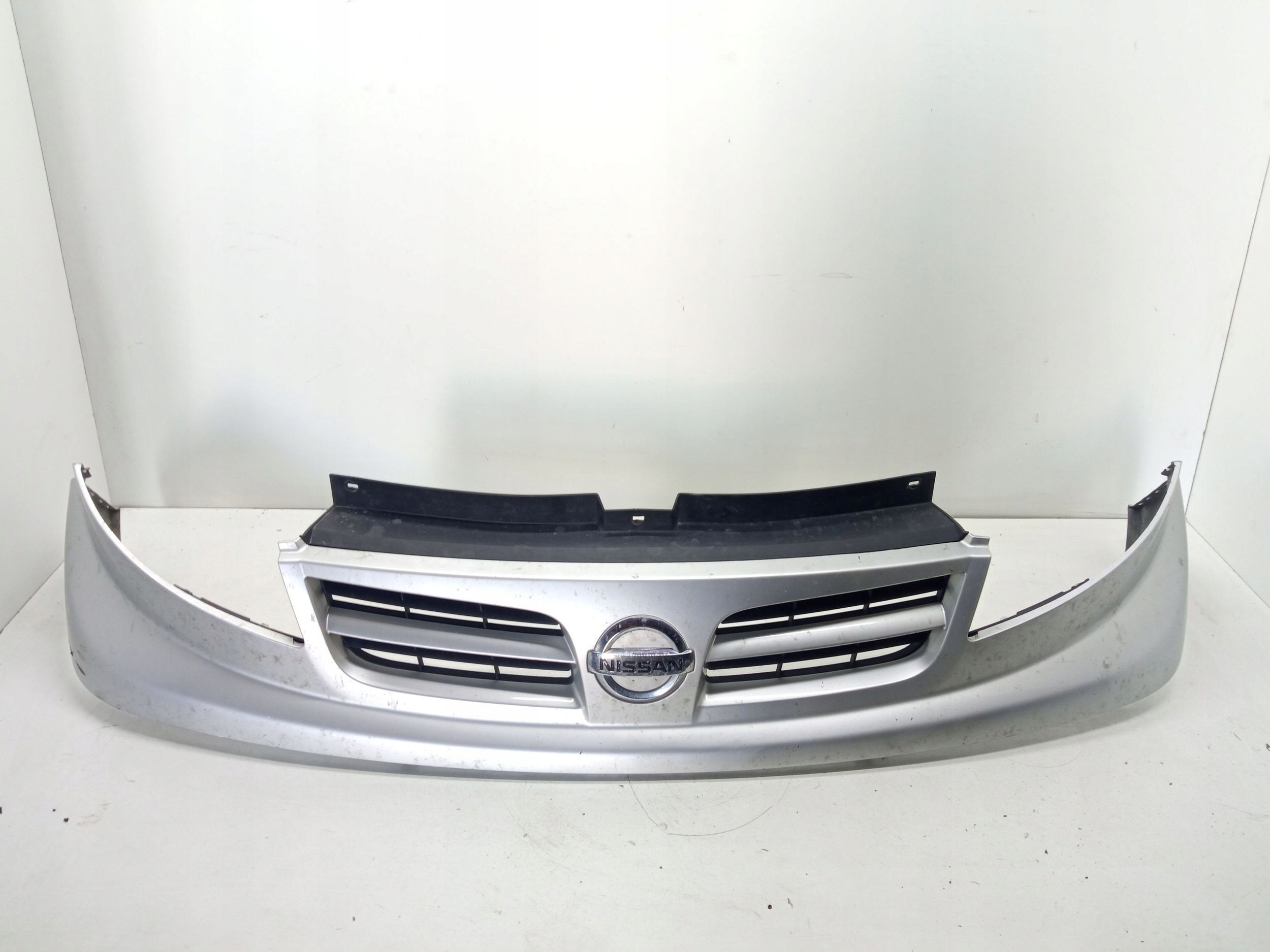 2006 nissan PRIMASTAR решетка радиатора передний