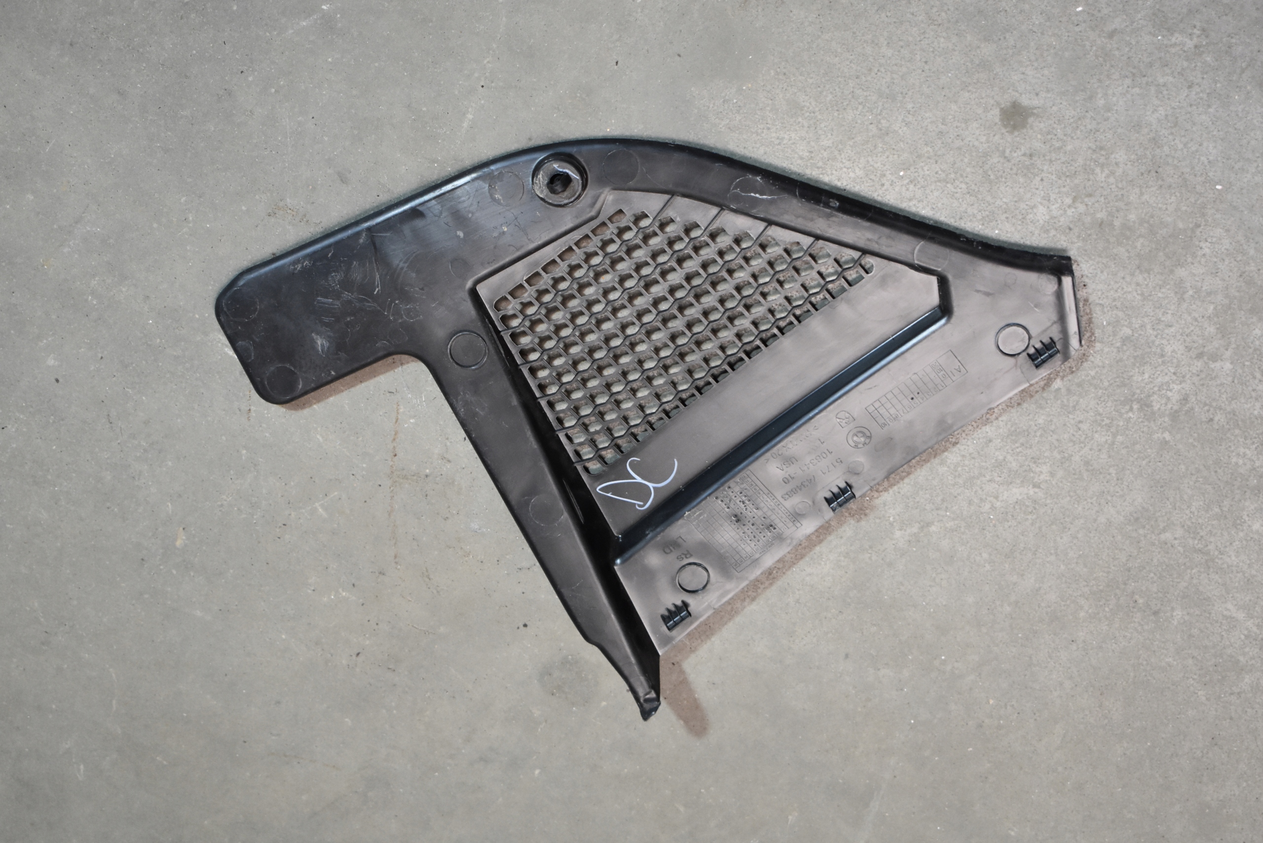 IDEALNE torpedo right BMW G05 G06 1