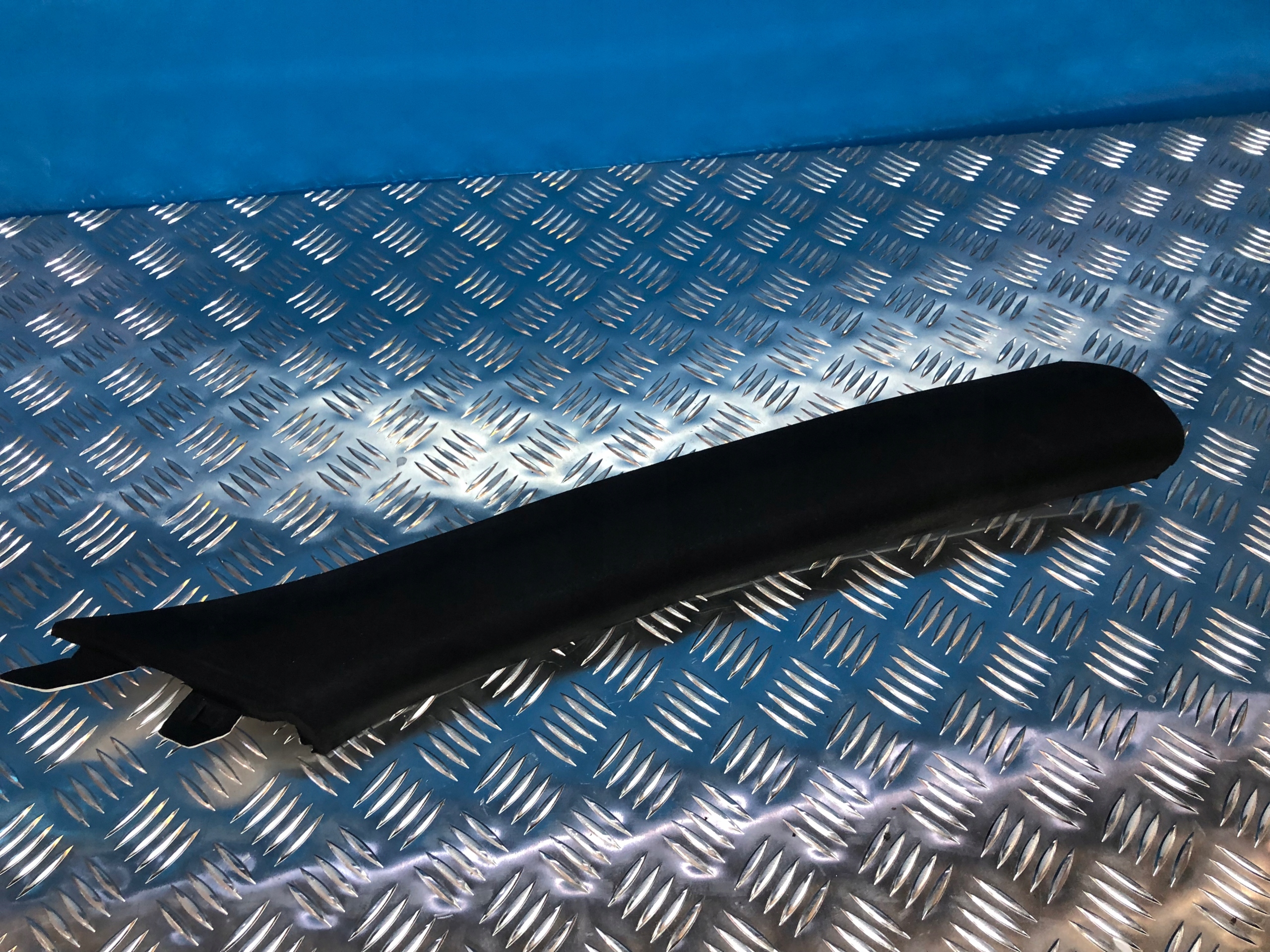 85820-J5000 - KIA STINGER ПРАВОЕ ПОКРЫТИЕ ОБИВКА ПРАВОЙ СТОЙКИ