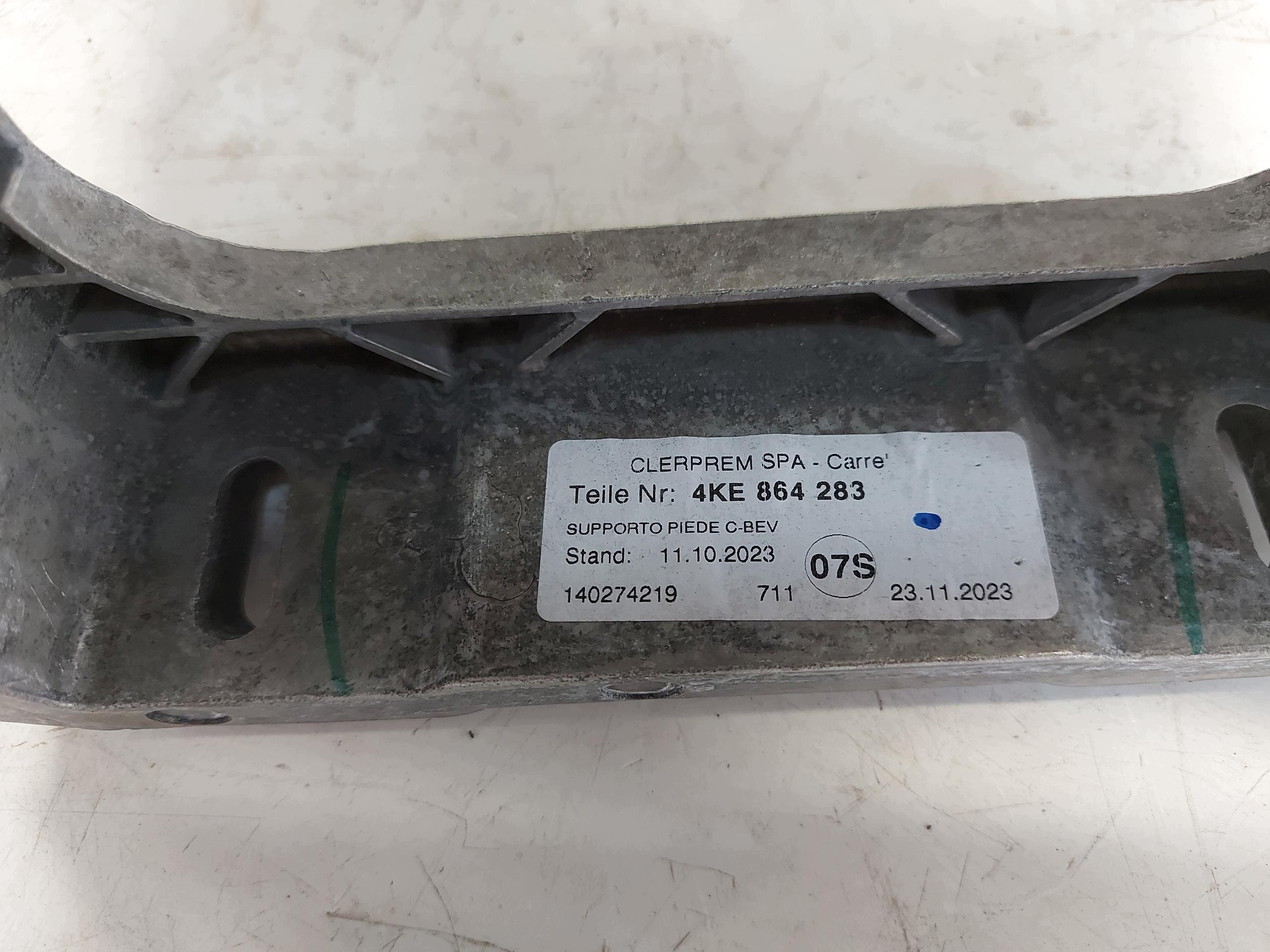 Audi Q8 E-TRON SportBack 4KE armrest tunel central support 4ke864283