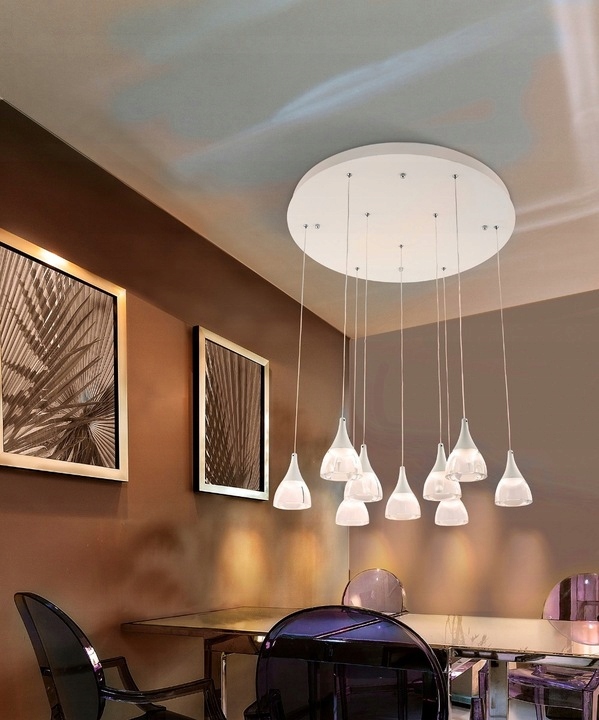 Dekoratívny previs s pohárovými tienidlami nad jedálenským stolom Dalmatia