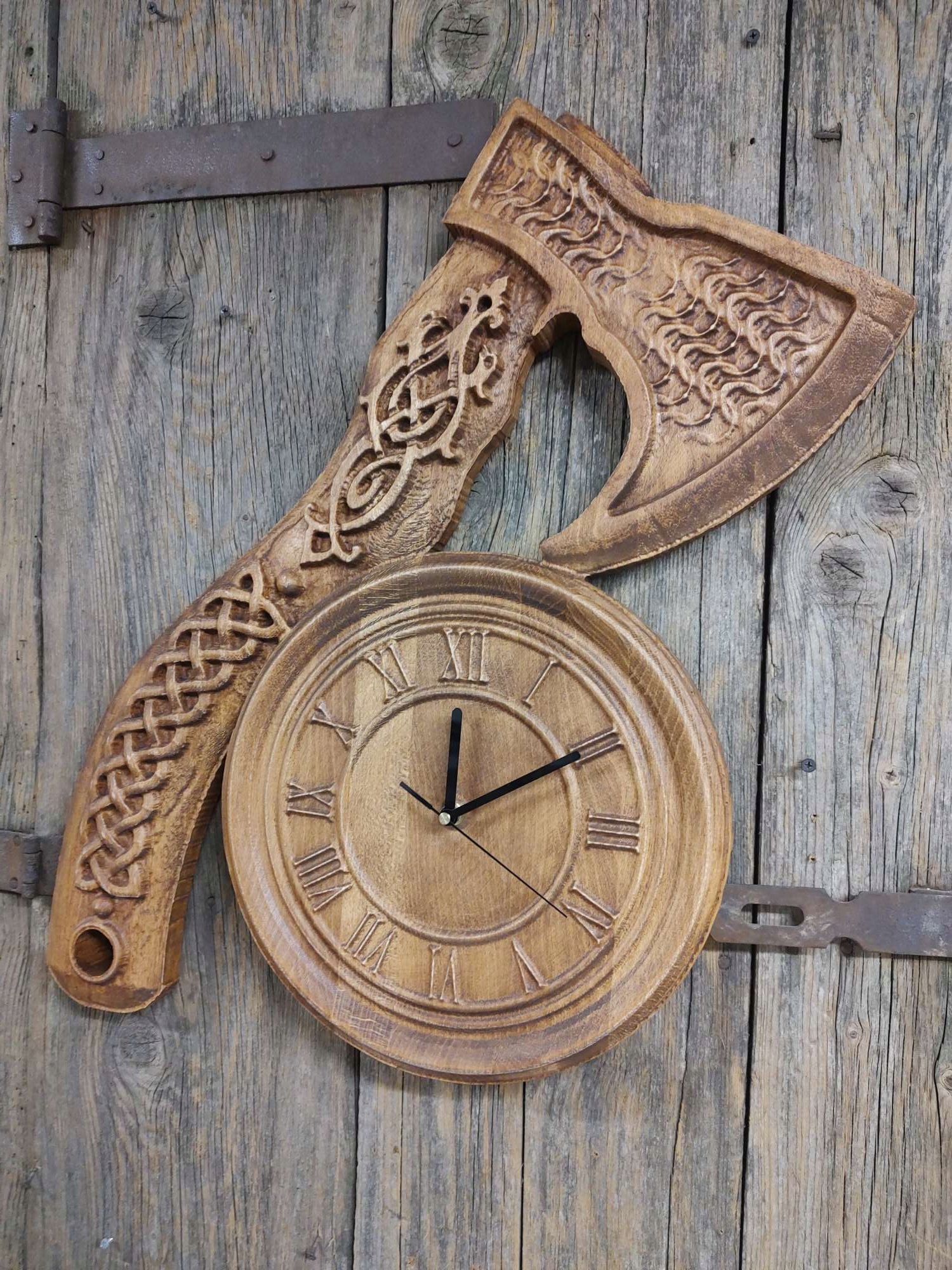 Sekera hodiny dřevěné sekera dárek pro muže originální 40cm