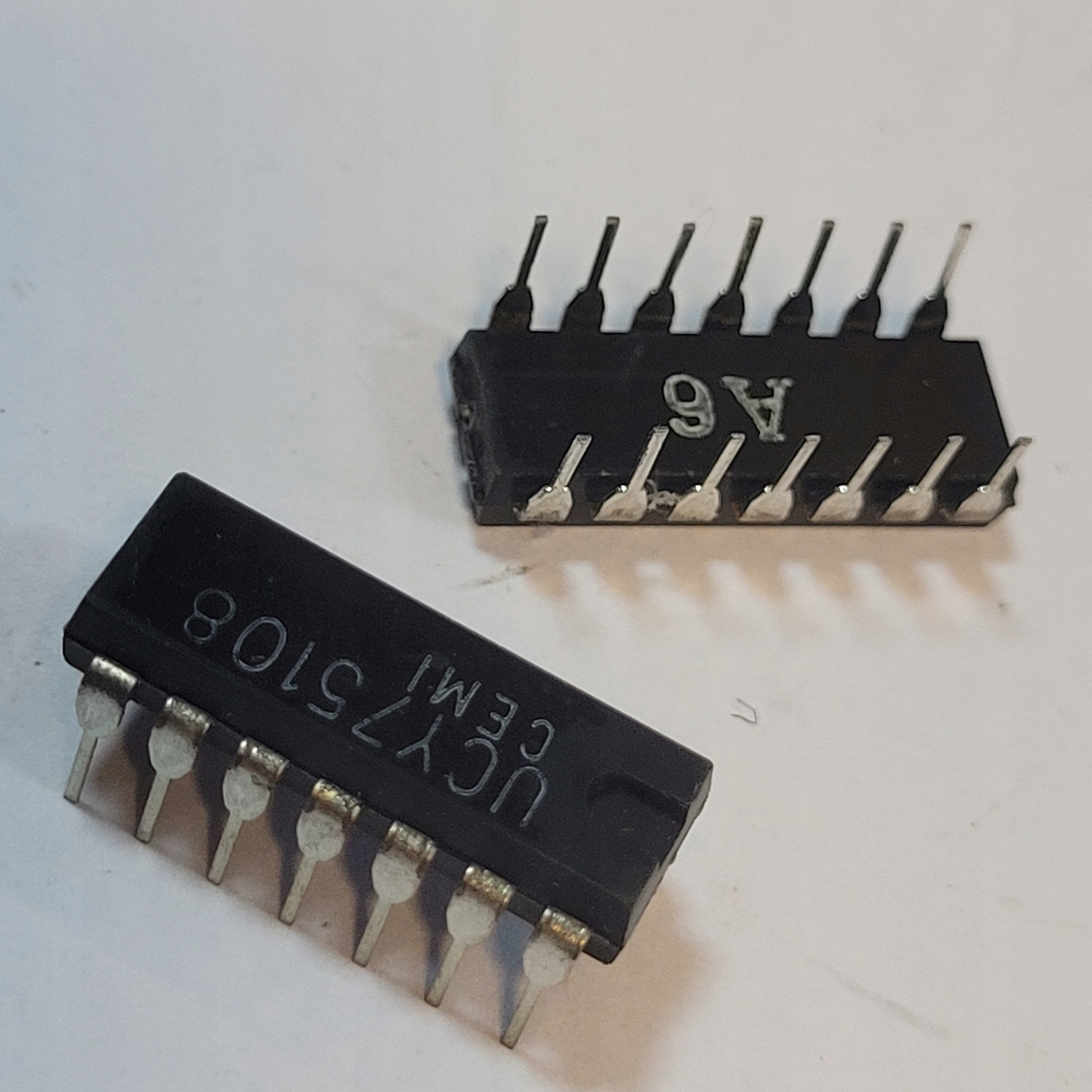 Cemi układ scalony UCY 75108