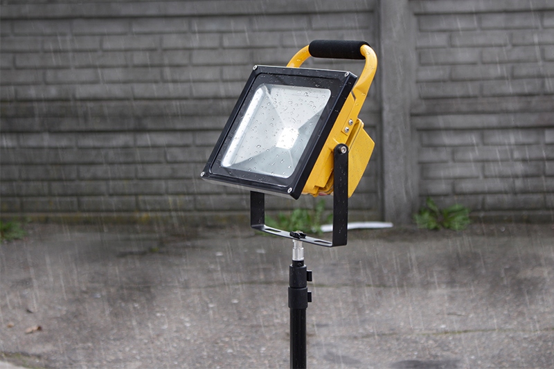 NAŚWIETLACZ AKUMULATOROWY LED HALOGEN BUDOWLANY SIECIOWO-AKUMULATOROWY IP65 Moc 20 W