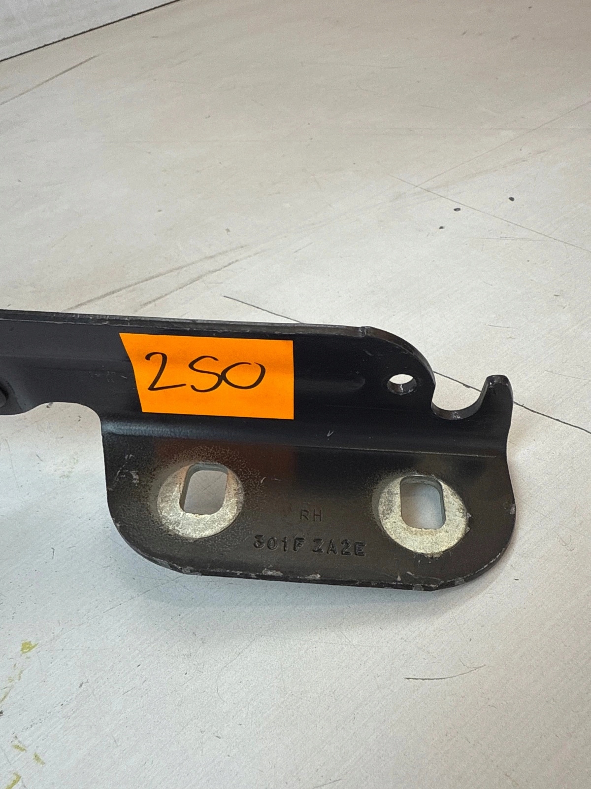 hinge bonnets front front right Ford Fiesta MK7