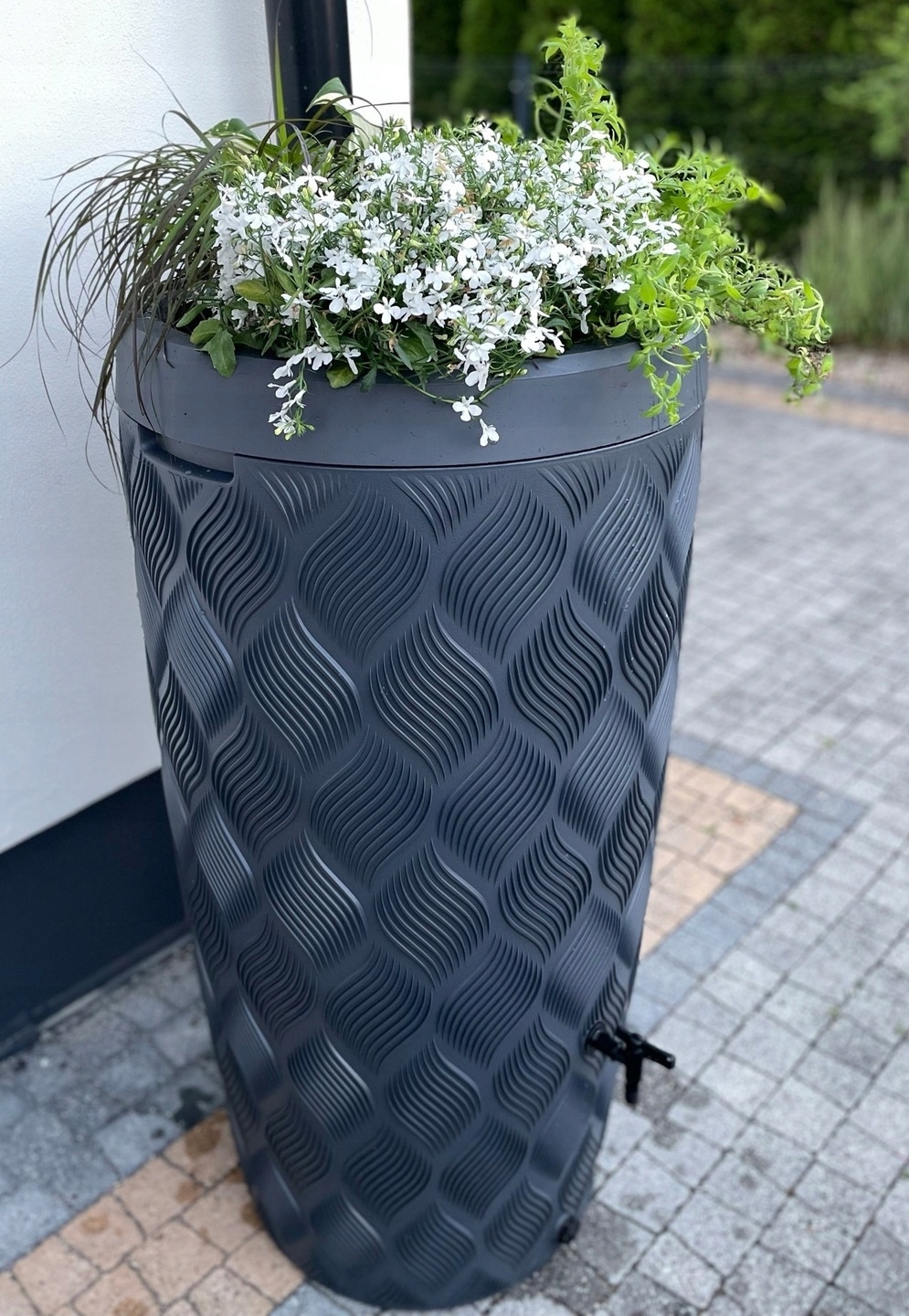 ZBIORNIK NA DESZCZÓWKĘ BECZKA NA WODĘ 240L FLOW + KRANIK- ANTRACYT EAN (GTIN) 0615402025966