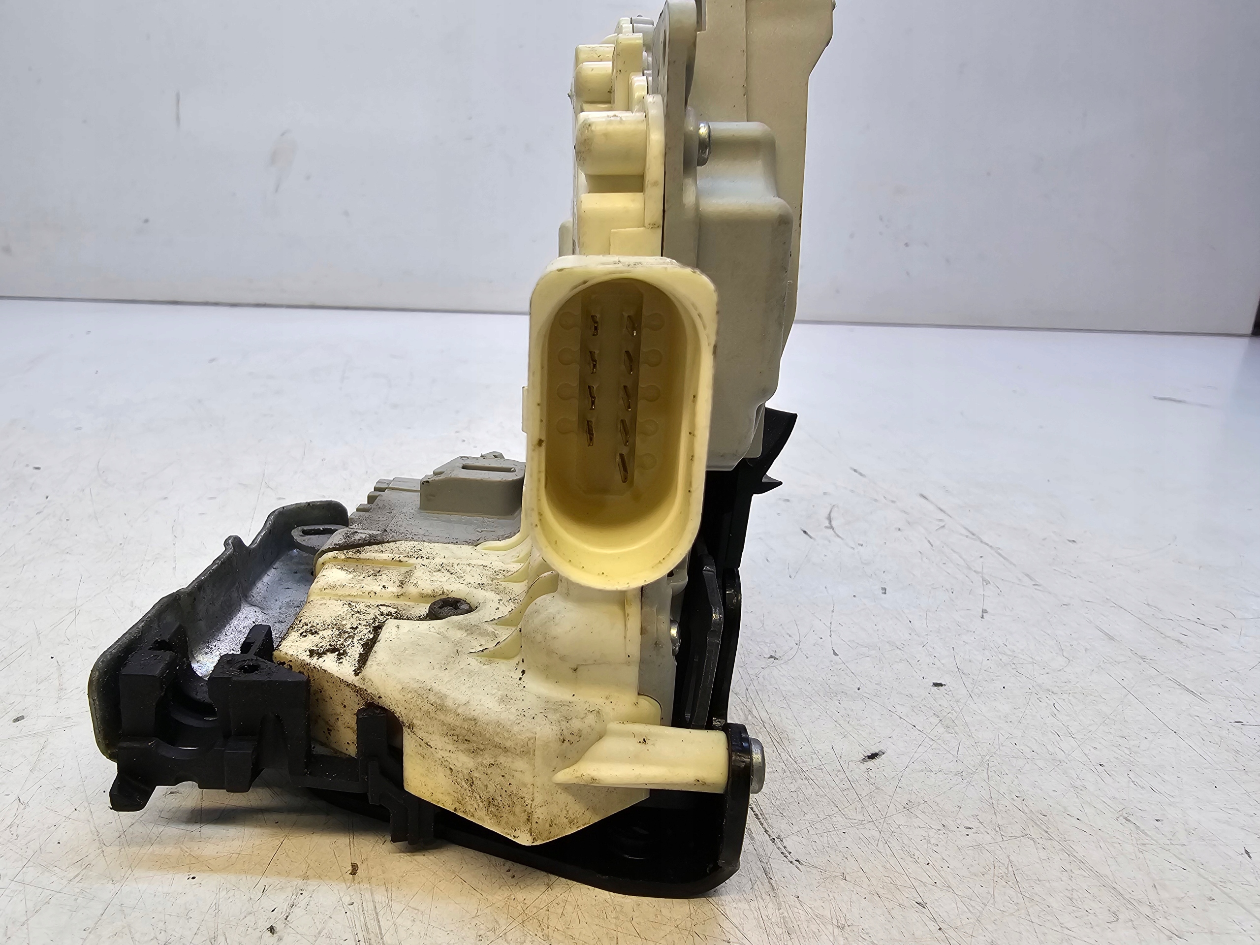 lock door right rear part AUDI A4 B9 A5 A6 4G0839016B 9-PIN