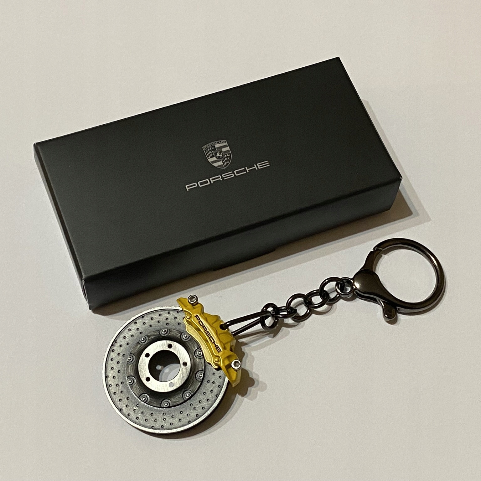 Kľúčenka Porsche brzdový kotúč so žltým strmeňom Originál