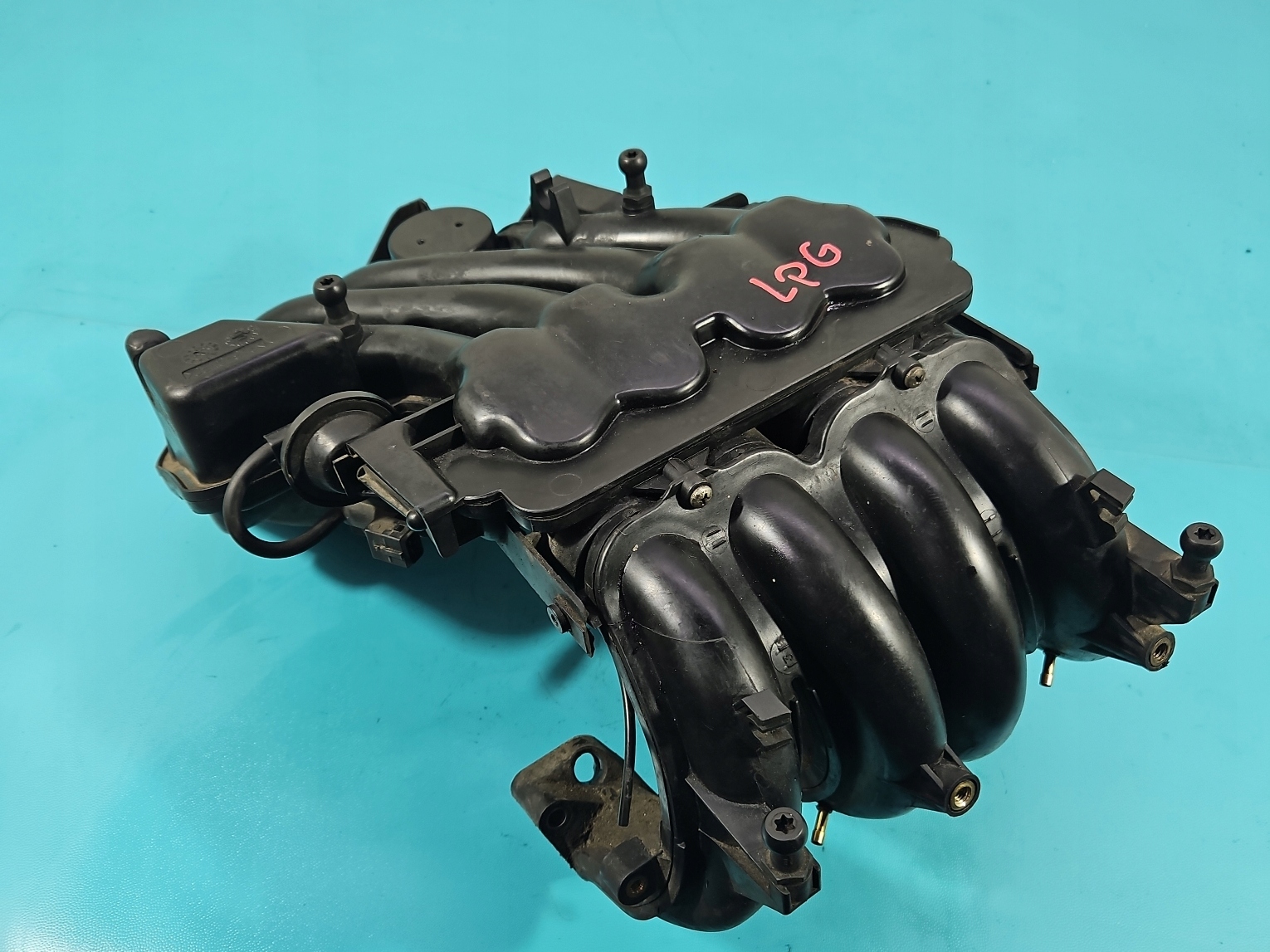 KOLEKTOR SSĄCY VW GOLF IV 1,6 SR 06A133185CL