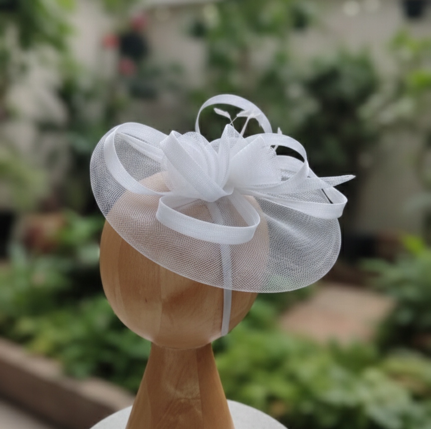 Fascinátor bílý tyl peří svatba párty zasedání