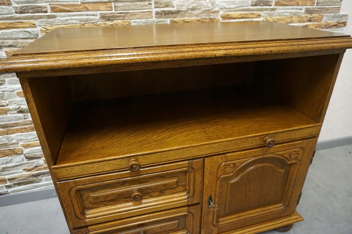 KOMÓDKA RTV RUCHOMY BLAT SZER. 89 CM p-1009 Liczba poziomów 2