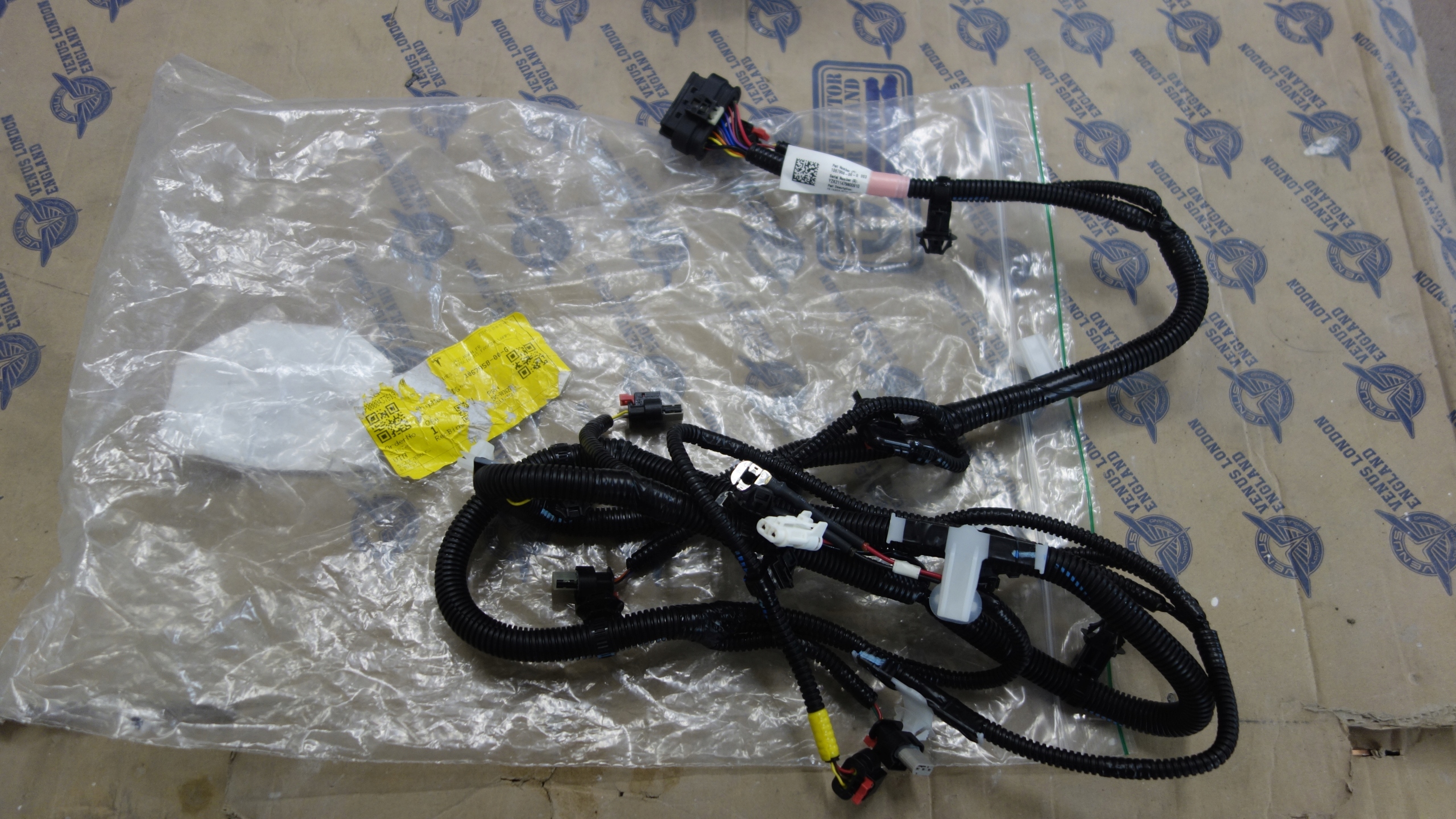 1067958-00-G - TESLA 3 ЖГУТ ПРОВОДОВ УСТАНОВКА ПЕРЕДНЕГО БАМПЕРА