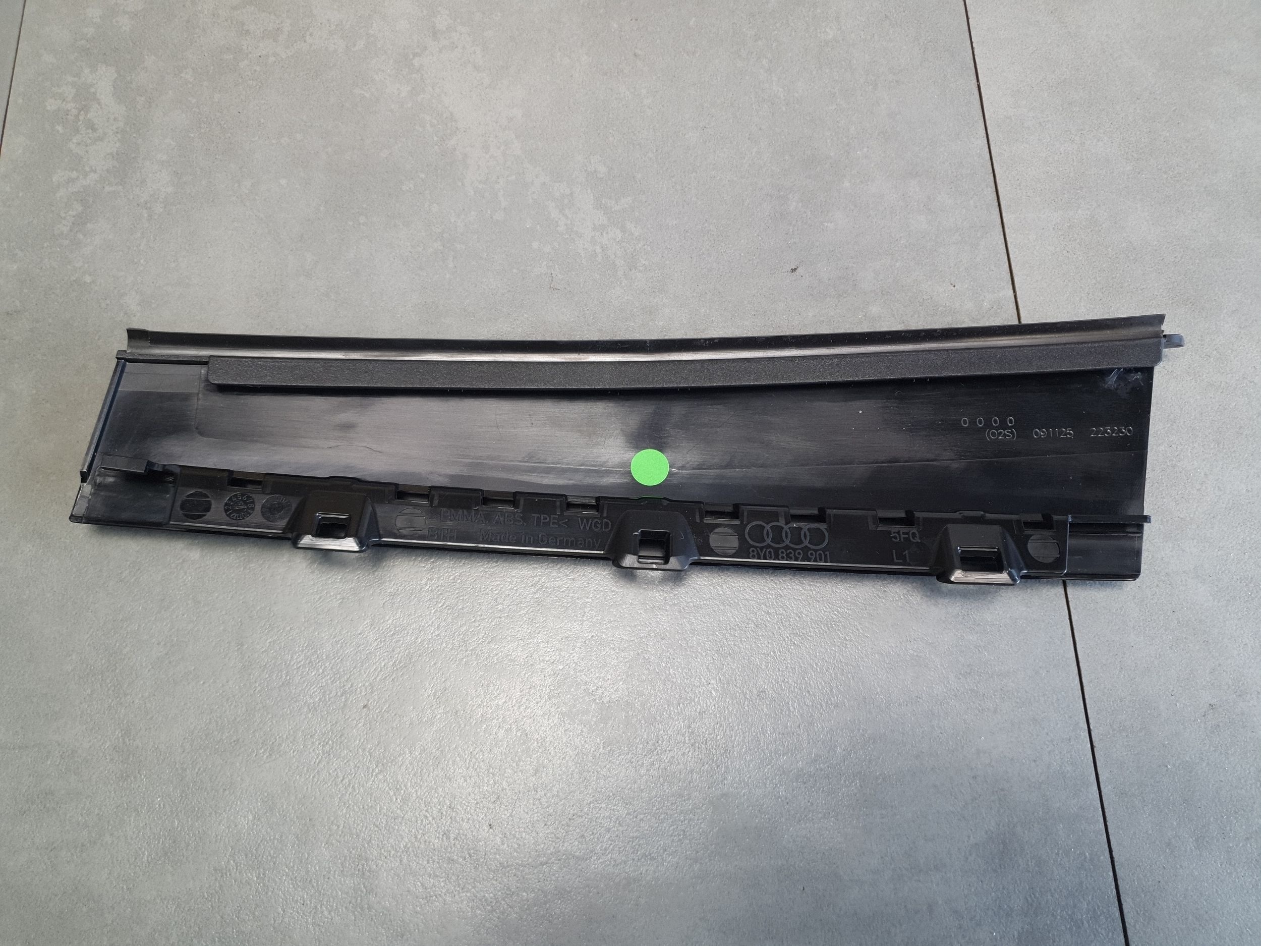 Audi A3 8Y moulding door left rear part 8Y0839901