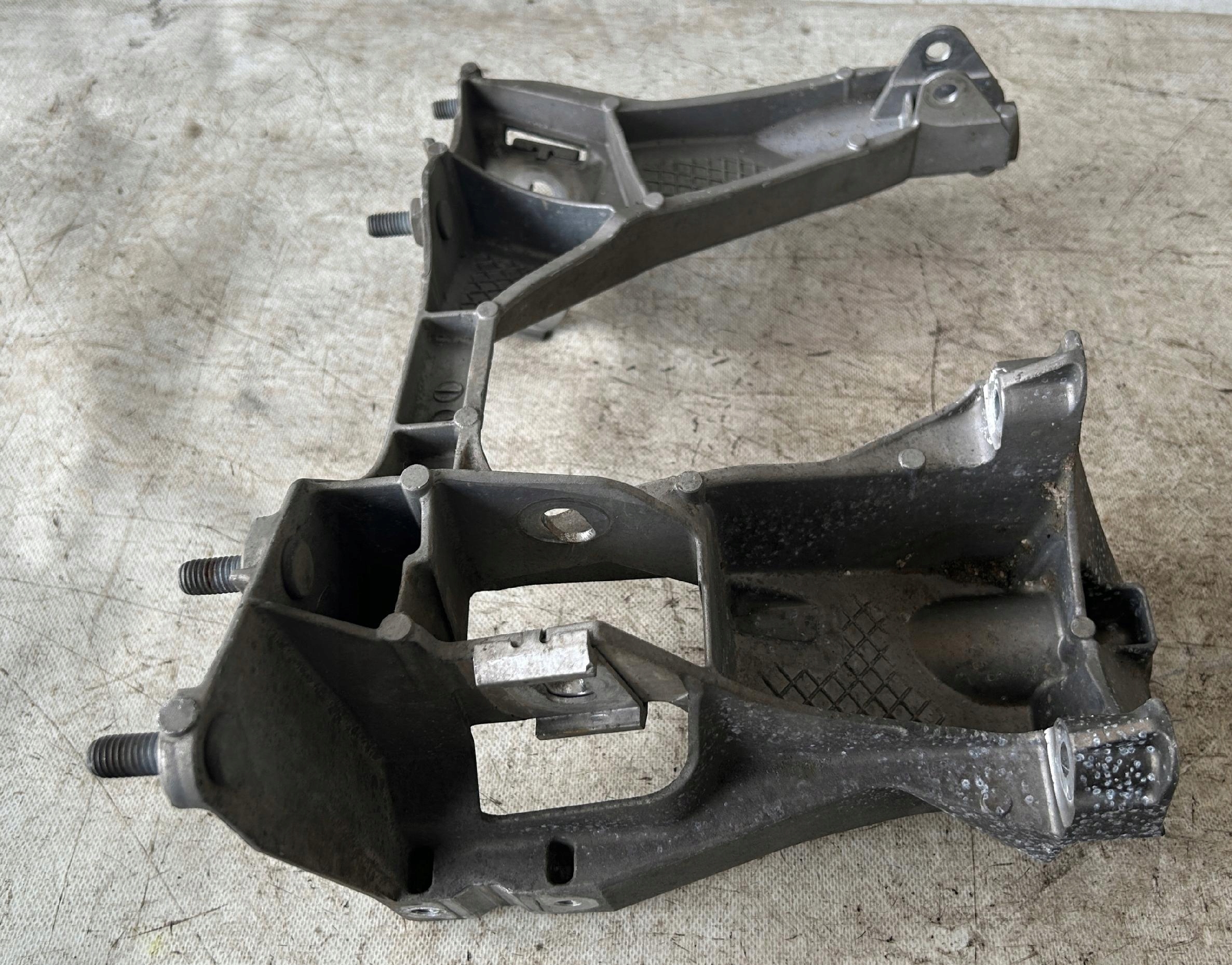 bracket WOZKA rear part right PORSCHE 981 98133115205