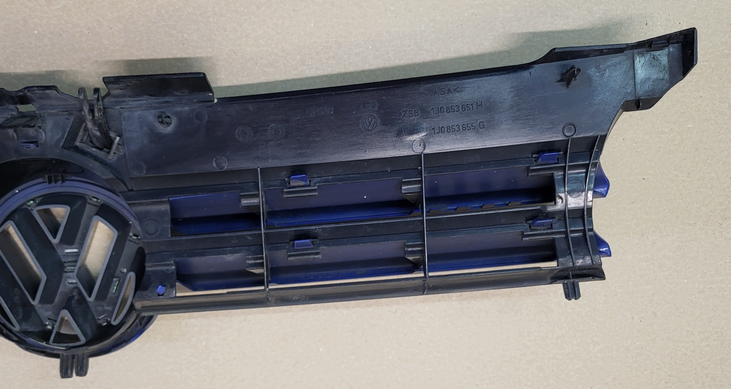 front PREKLADgrill radiator of a bumper front LOGO EMBLEMAT VW GOLF IV complete