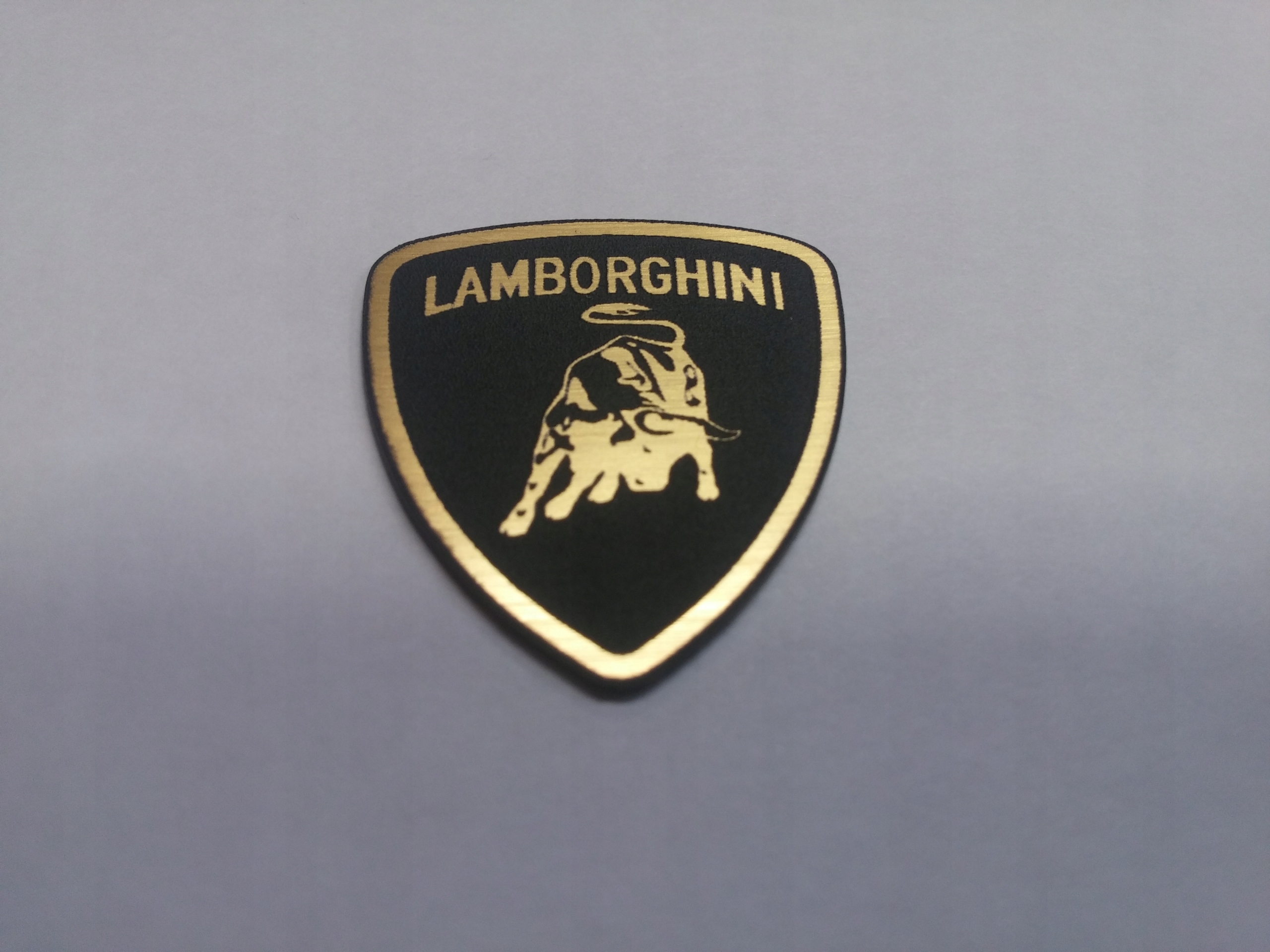 

Lamborghini naklejka emblemat 27 x 30 mm *złota