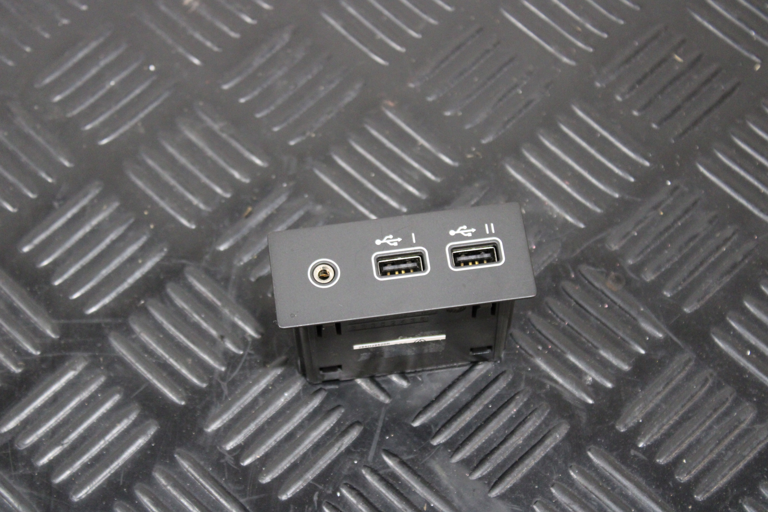 GNIAZDA USB AUX 284H39520R RENAULT CLIO V 5 LIFT
