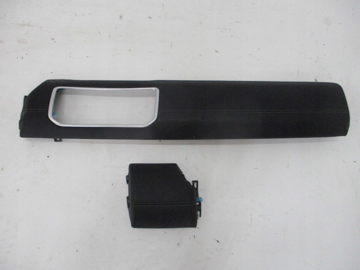 Moulage Console RANGE ROVER EVOQUE BJ32-04304-AAW