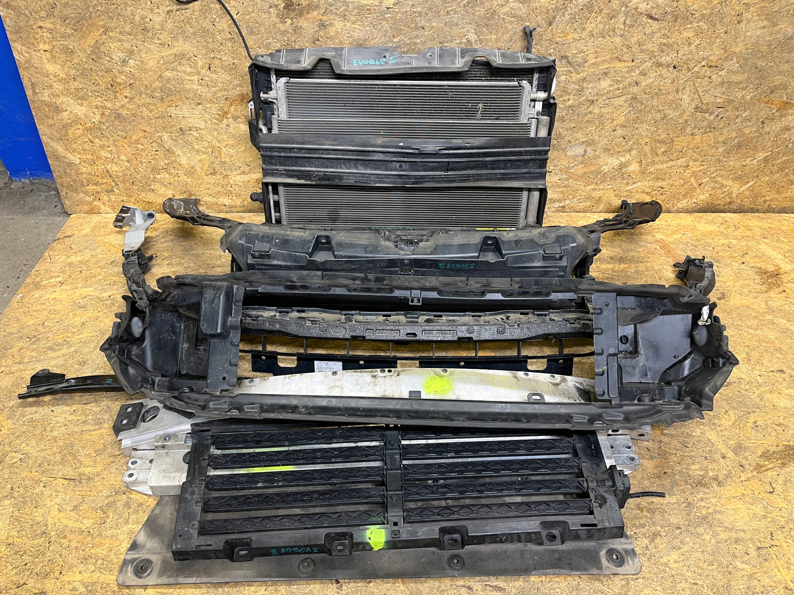 Pas przedni chłodnice LAND ROVER EVOQUE II L551 2.0D 19-