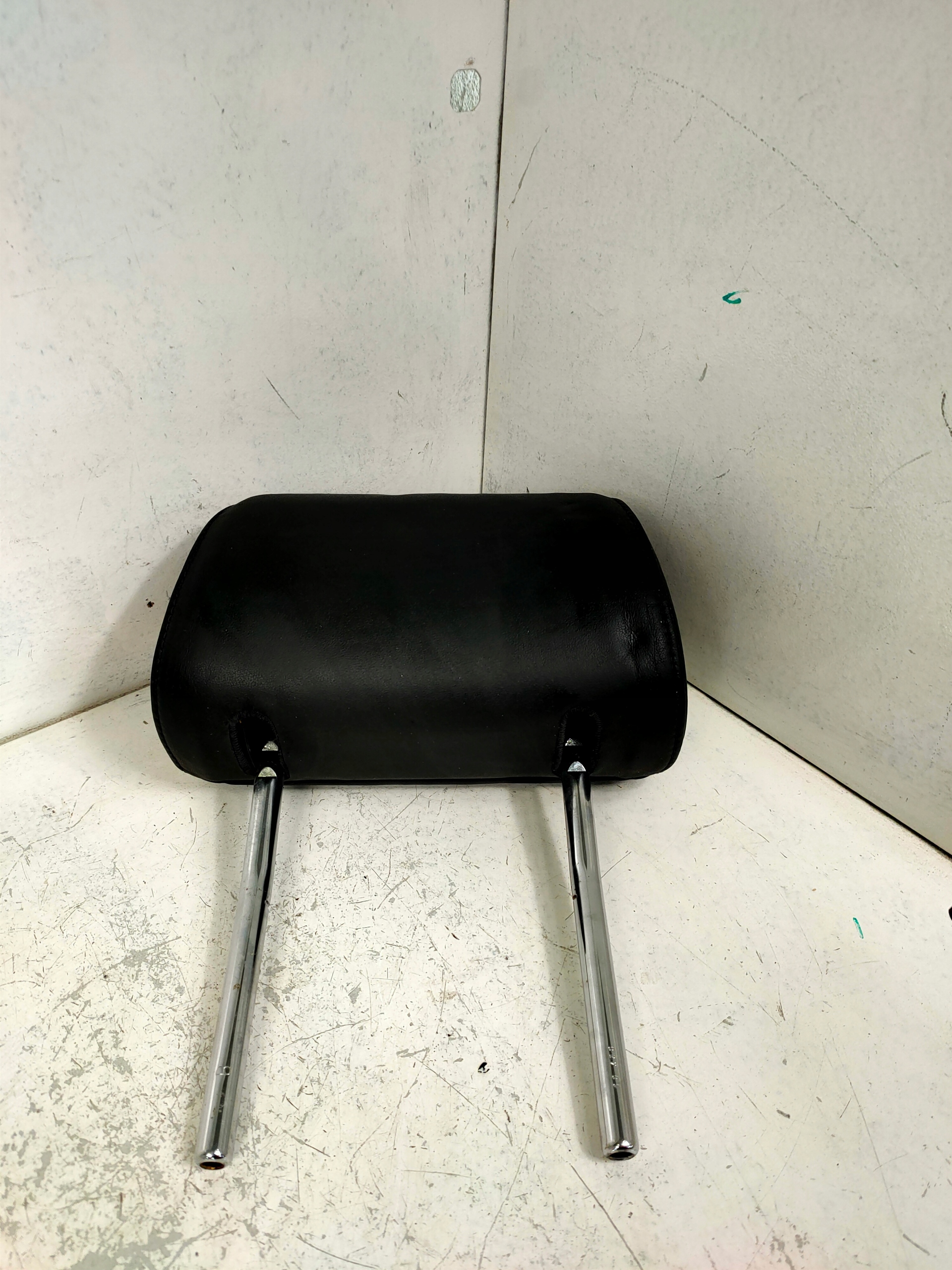 Подголовник левый передний передний AUDI A4 B6 кожа