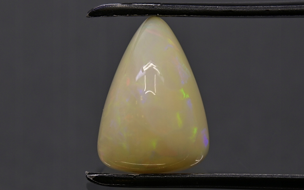 Opál z Etiopie kabošon nepravidelný 15x10,5 mm