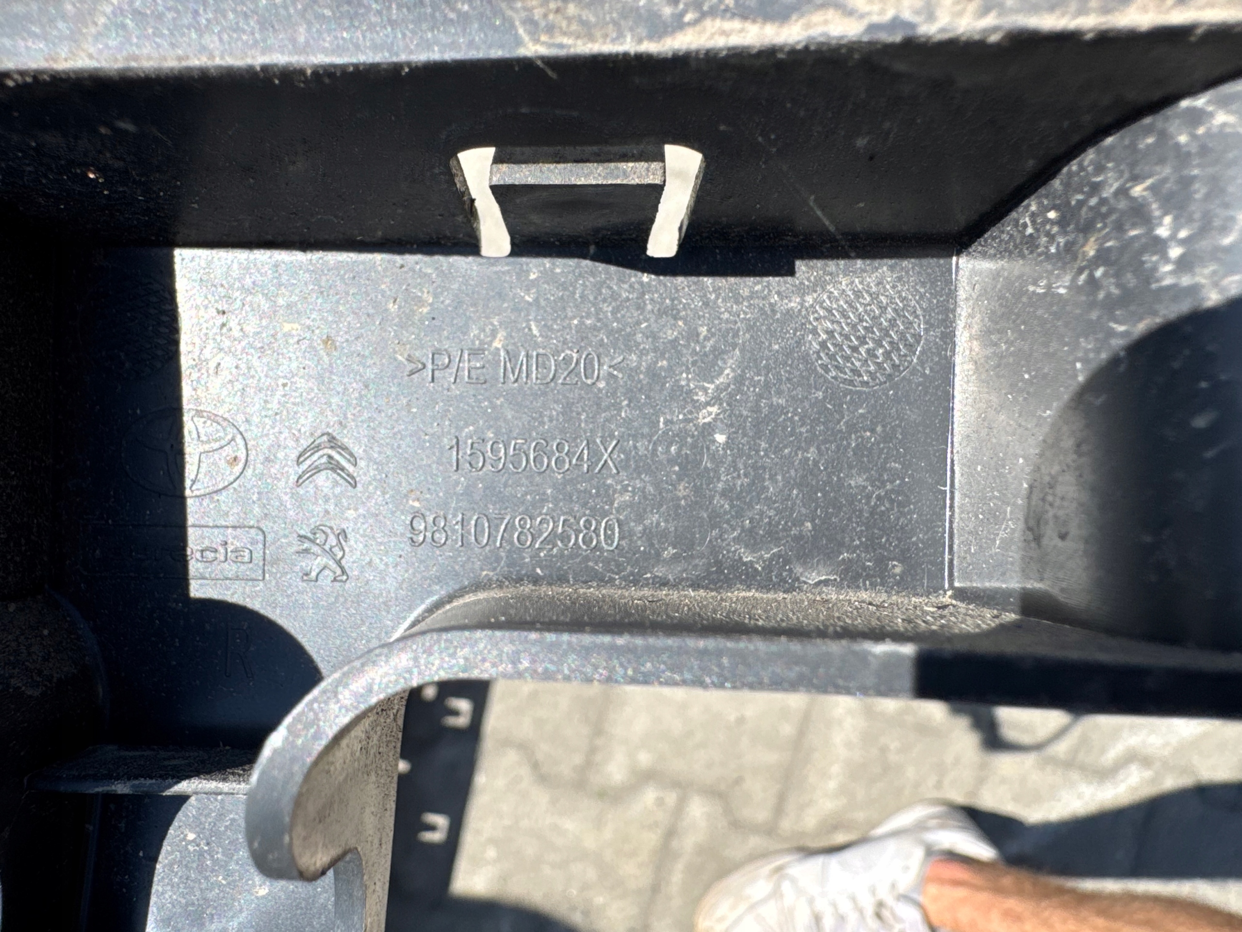 bumper bracket right rear part rear OPEL VIVARO C 9810782580