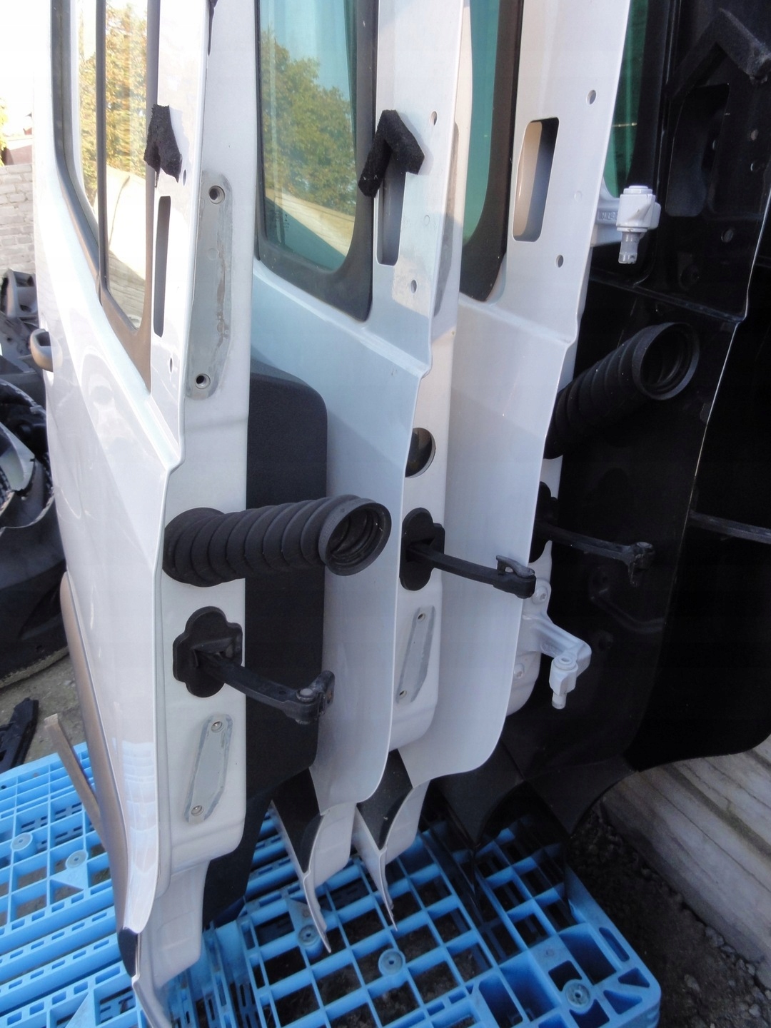 DRZWI PRZEDNIE PRAWE MERCEDES SPRINTER 907 910 Strona zabudowy przód - prawa