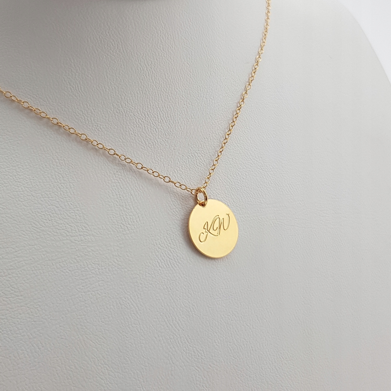 

Pozłacana celebrytka łańcuszek kółko z inicjałami