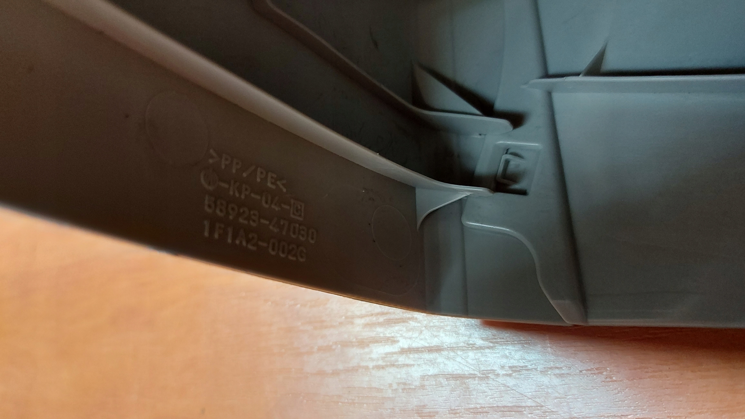 TUNEL central armrest TOYOTA PRIUS III 09-11