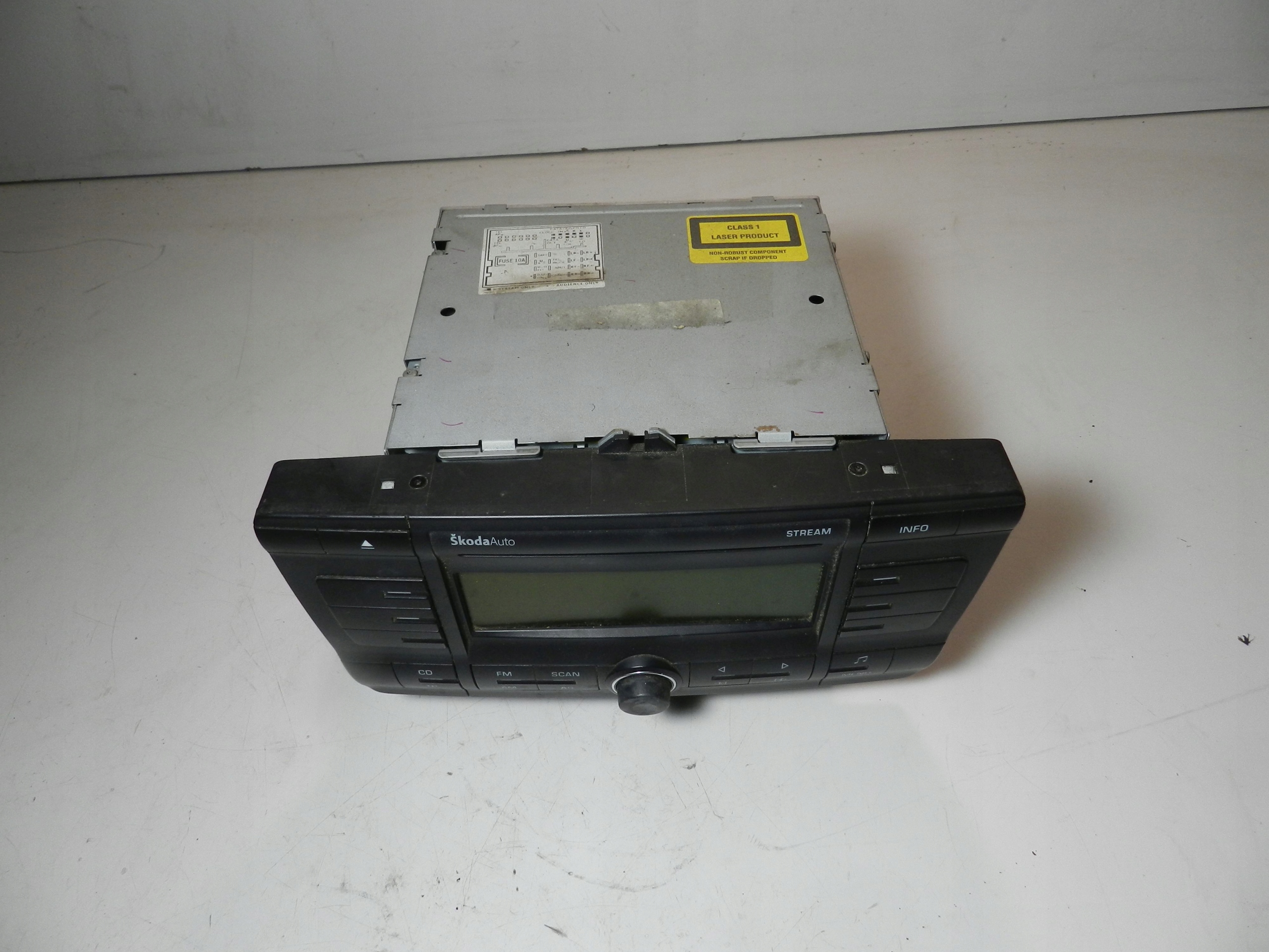 SKODA OCTAVIA II 2 RADIO RADIOODTWARZACZ CD 2DIN 1Z0035161B Producent części Skoda OE