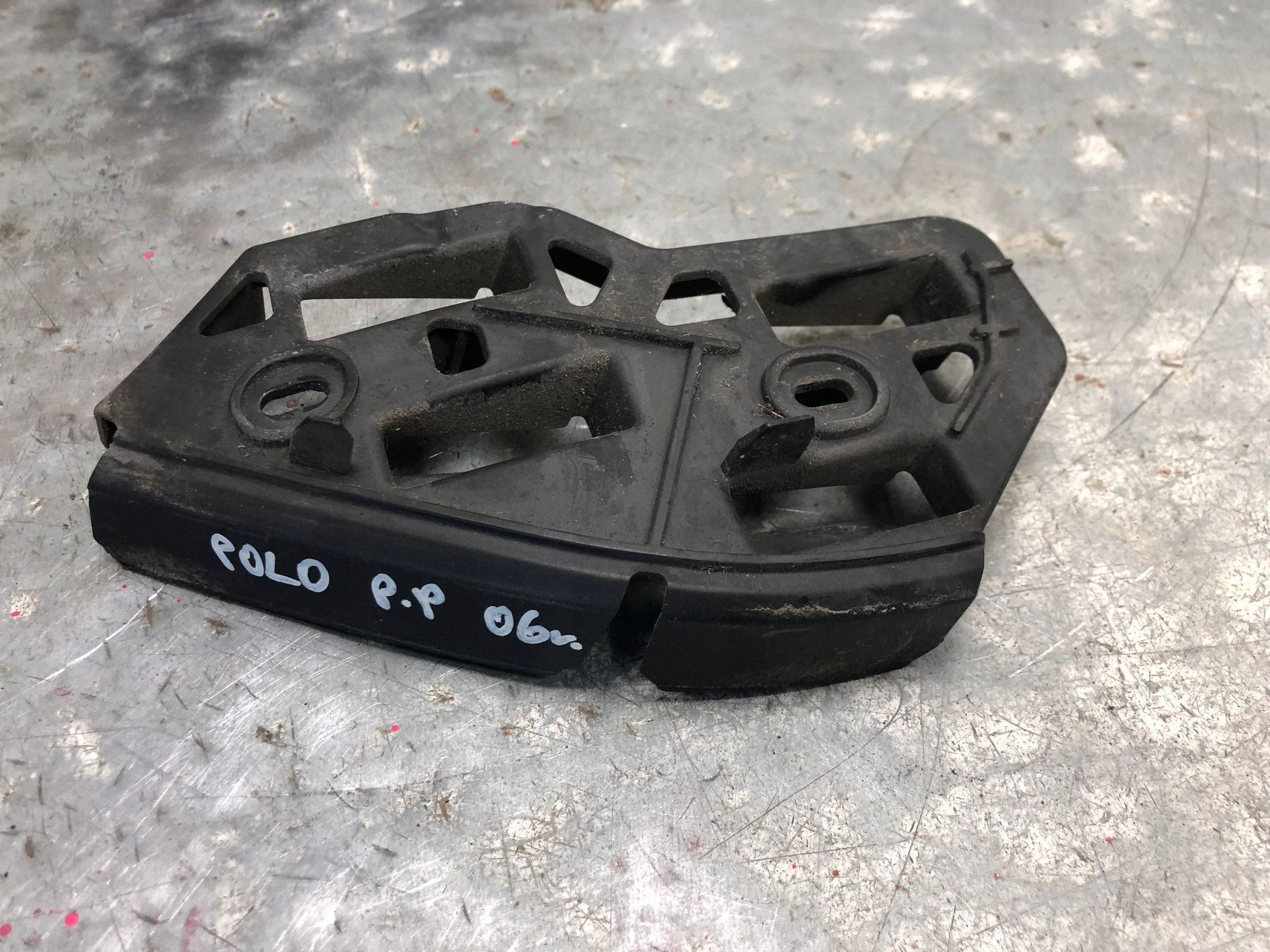 bumper bracket right front VW POLO IV 6Q0807184A