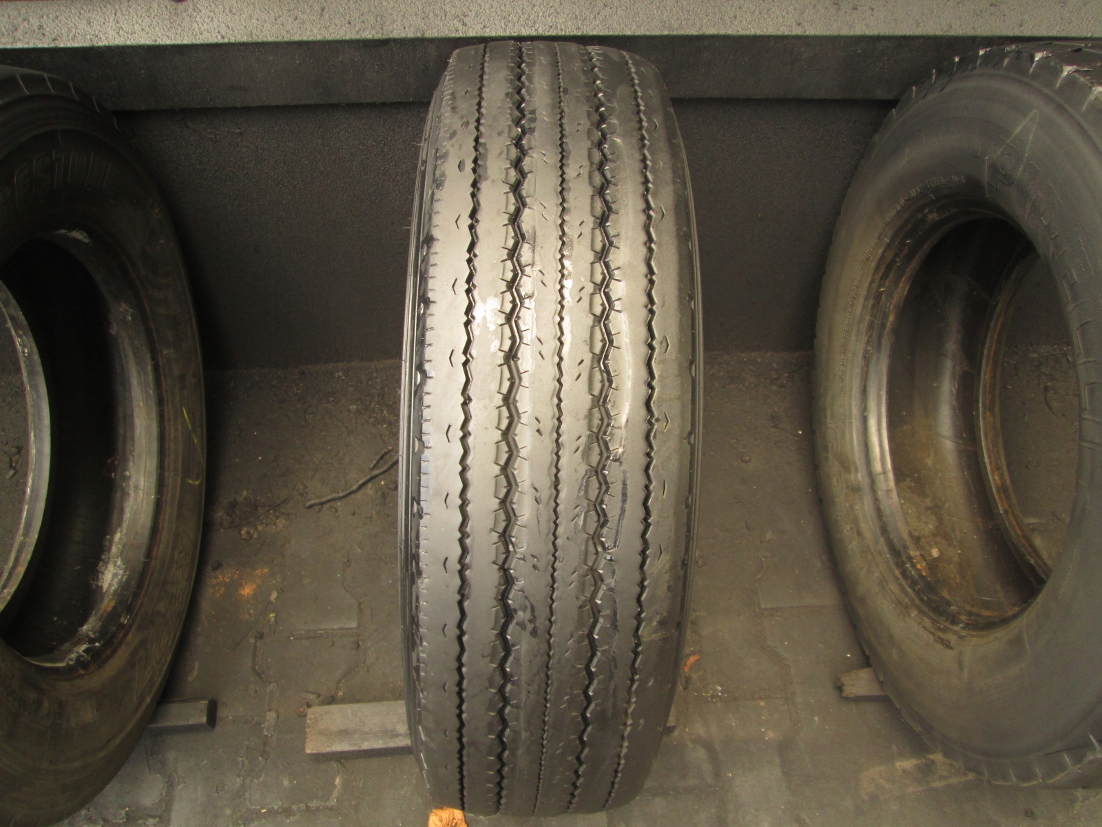 215 / 75R17,5 Uniroyal MONOPLY R2000 Передня шина