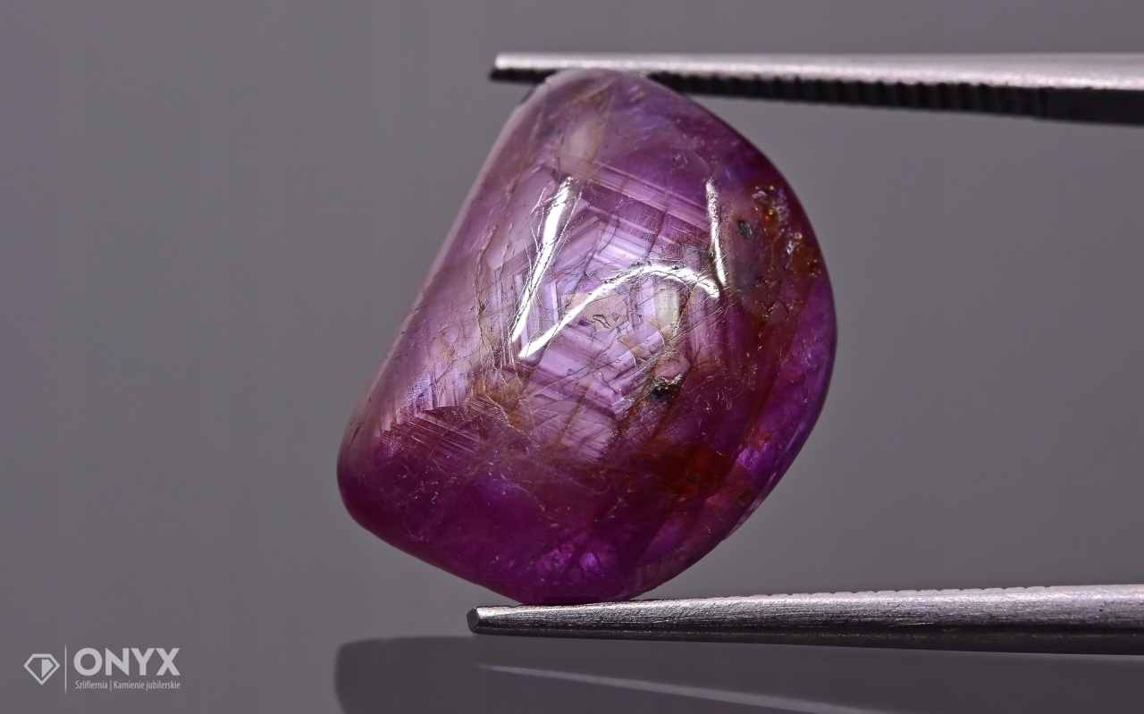 Rubín konvexní nepravidelná deska 15,5x12 mm