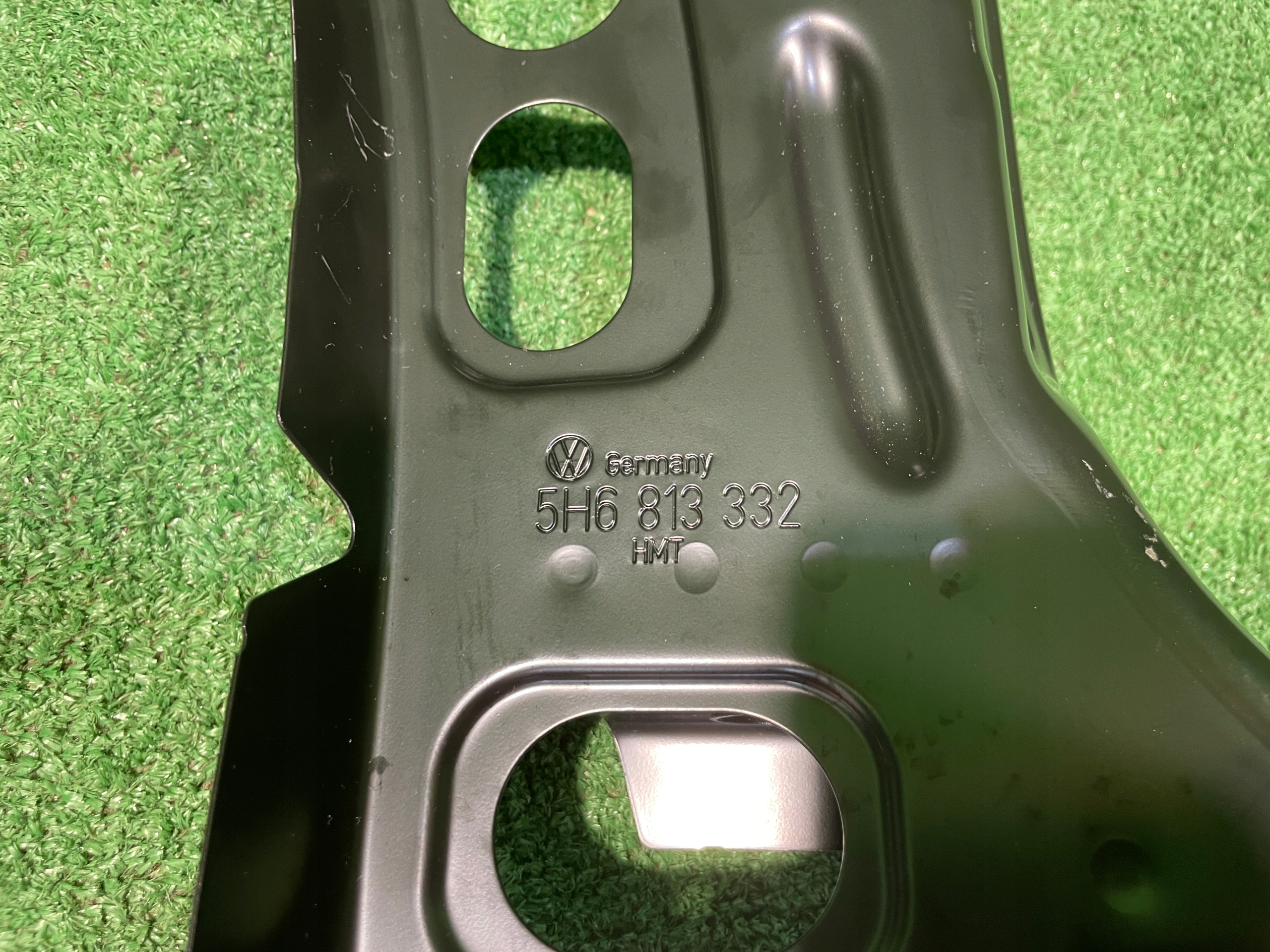 vw GOLF VIII 5H6 кронштейн элемент заднего ремня 5H6813332