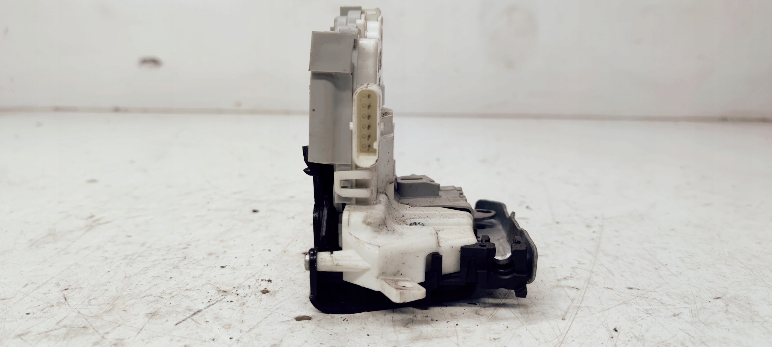lock door left rear part AUDI A1 8X0839015C 6 PIN
