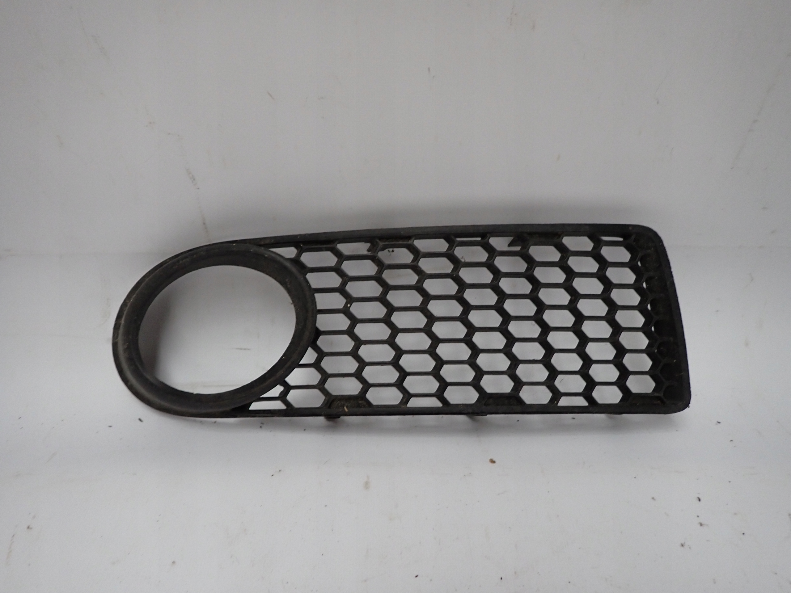 VW NEW BEETLE LIFT 05- grid of a bumper right front front