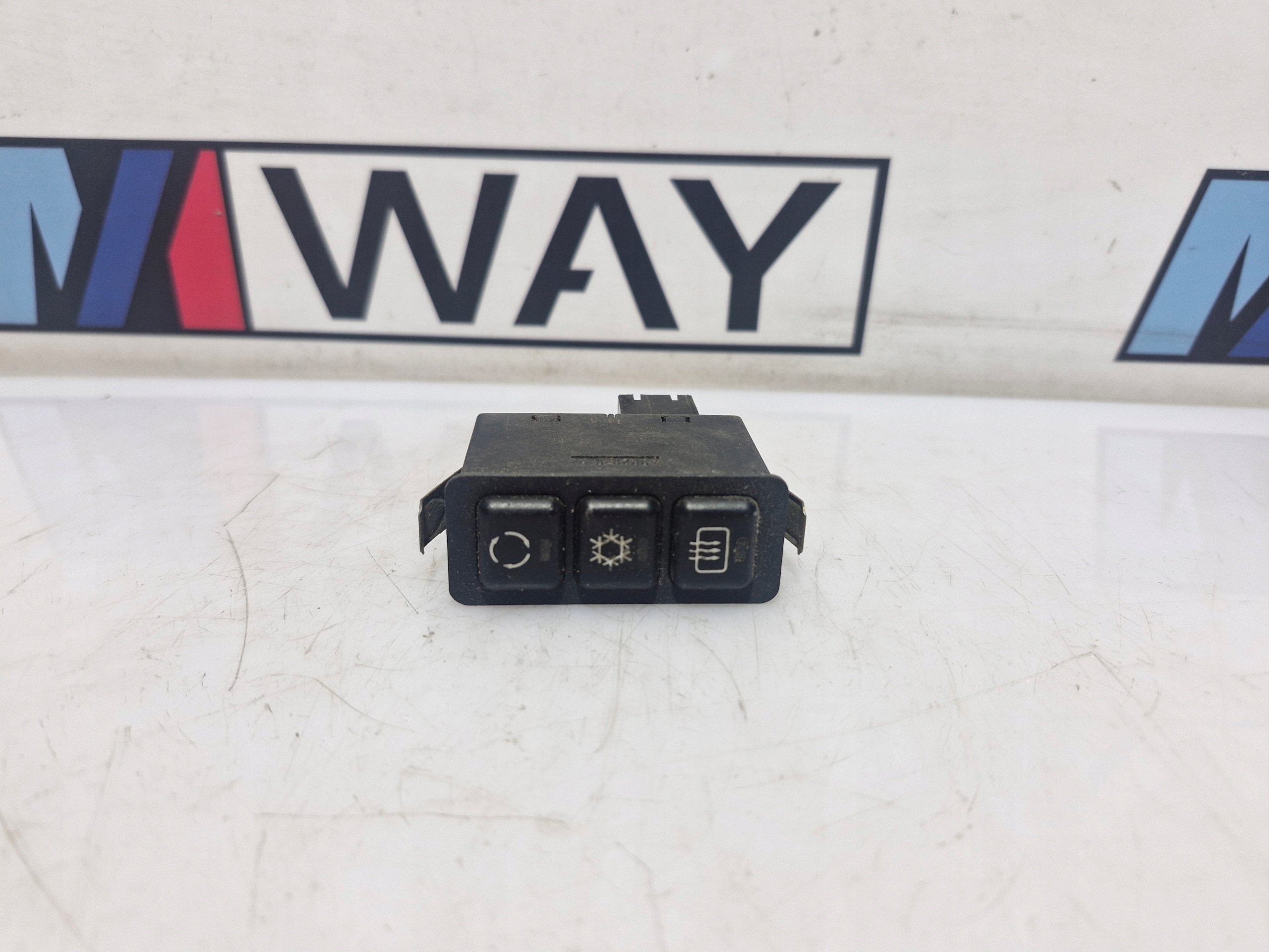 BMW E34 PRZYCISK PRZEŁĄCZNIK KLIMATYZACJI 1391764